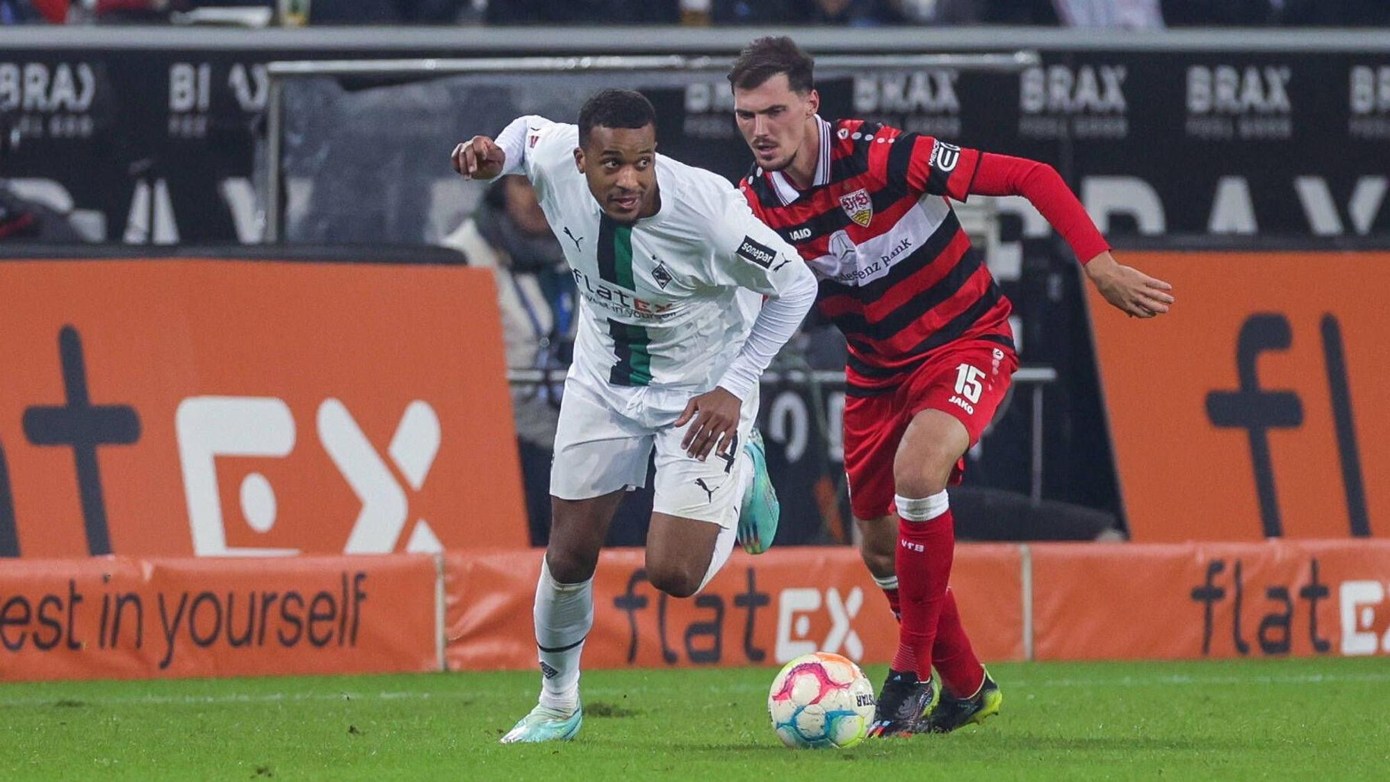 Alassane Plea von Borussia Mönchengladbach (l.) am 4. November 2022 im Bundesliga-Spiel gegen den VfB Stuttgart im Zweikampf mit Pascal Stenzel.