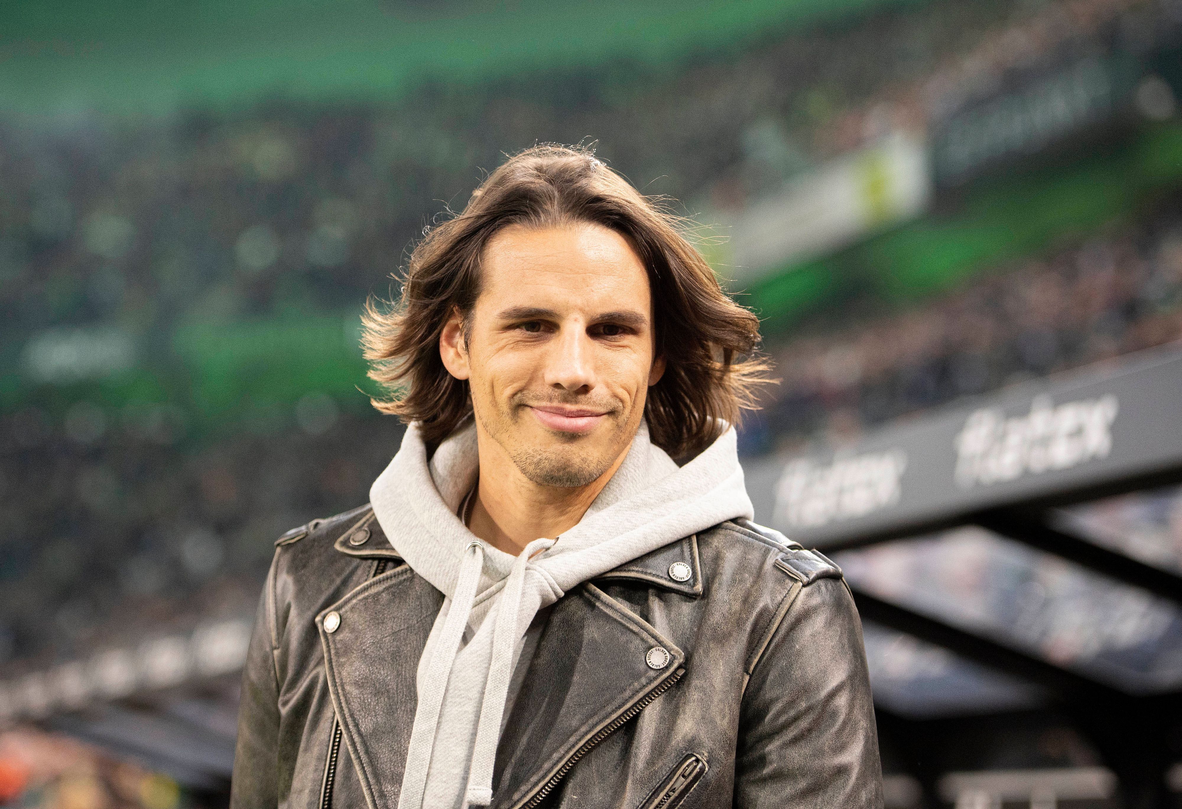 Yann Sommer geht am Spielfeldrand des Borussia-Park in Straßenkleidung an der Ersatzbank von Borussia Mönchengladbach vorbei. Verletzungsbedingt konnte Sommer im Spiel gegen Borussia Dortmund am 11. November 2022 nicht eingesetzt werden.
