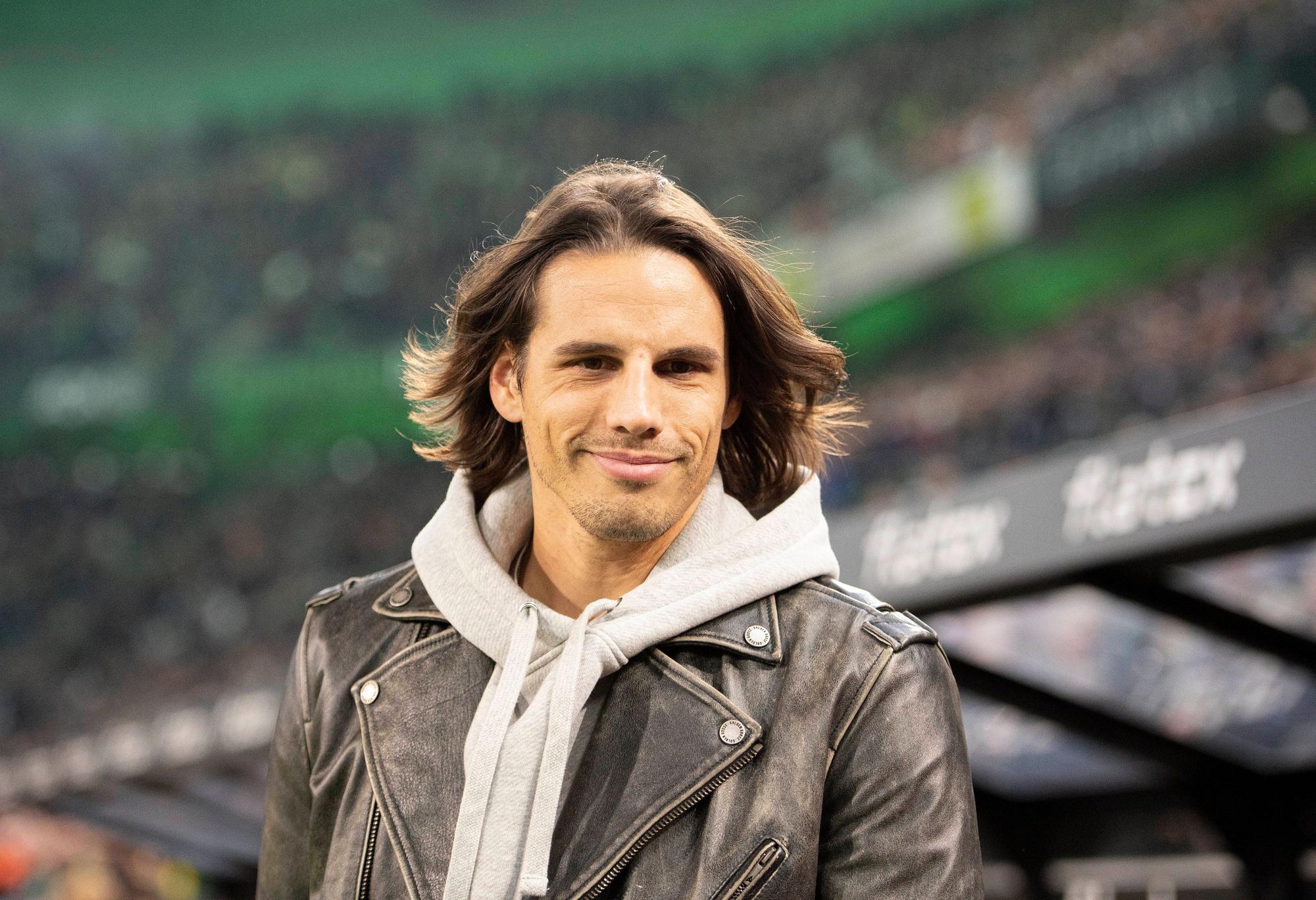 Yann Sommer geht am Spielfeldrand des Borussia-Park in Straßenkleidung an der Ersatzbank von Borussia Mönchengladbach vorbei. Verletzungsbedingt konnte Sommer im Spiel gegen Borussia Dortmund am 11. November 2022 nicht eingesetzt werden.