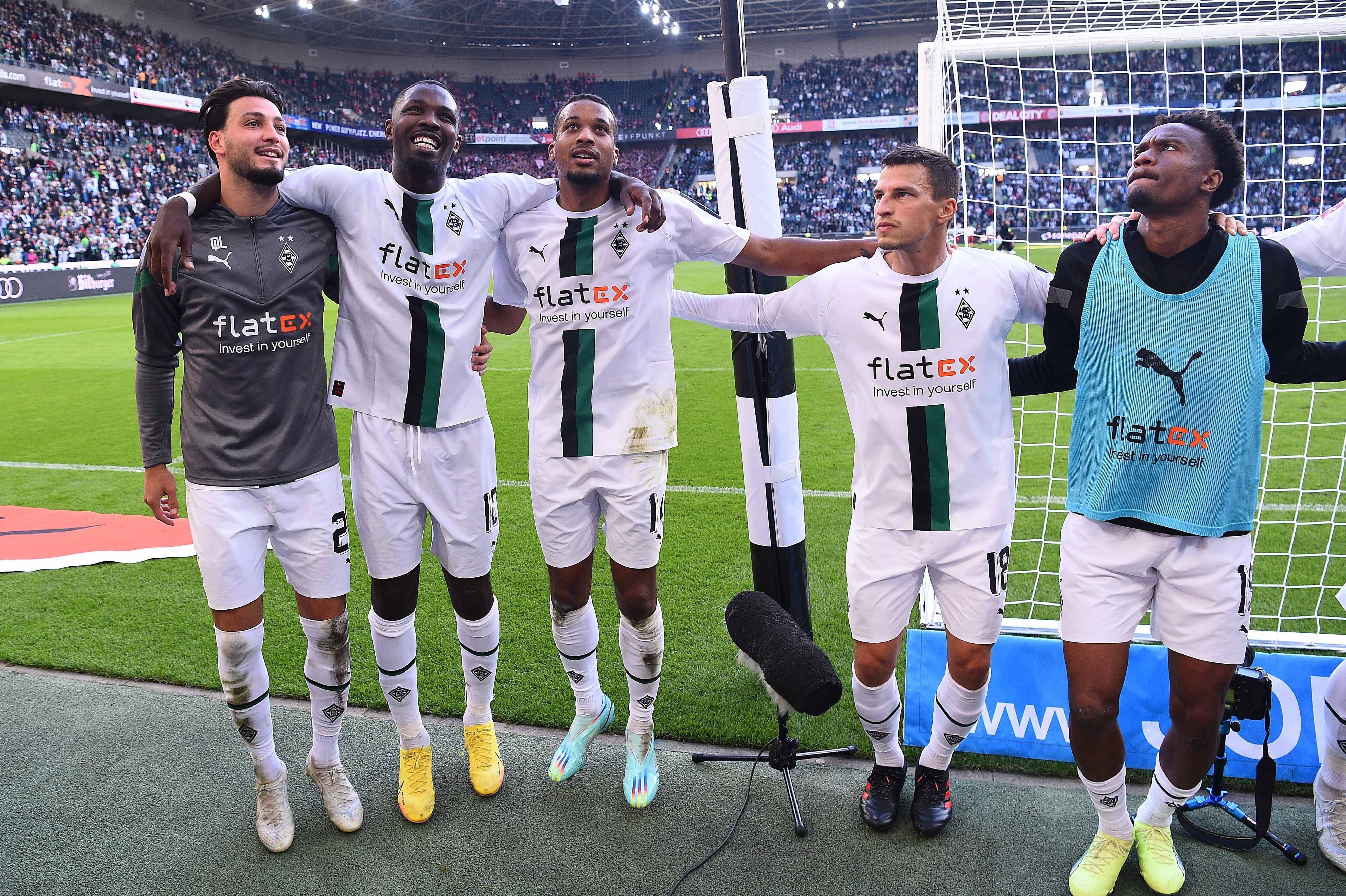 Nach dem Sieg von Borussia Mönchengladbach gegen den 1. FC Köln am 9. Oktober 2022 jubeln die Profis Ramy Bensebaini, Marcus Thuram, Alassane Plea, Stefan Lainer und Nathan Ngoumou (v.l.n.r.) mit den Fans in der Nordkurve.