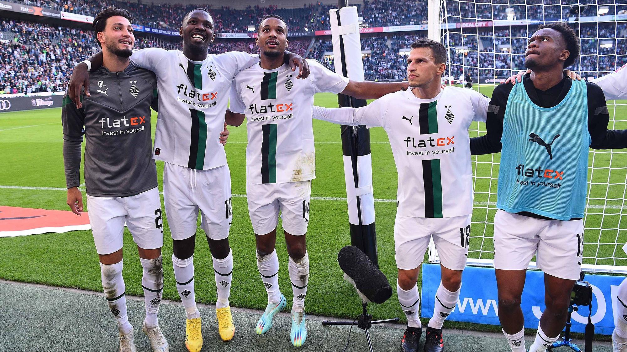 Nach dem Sieg von Borussia Mönchengladbach gegen den 1. FC Köln am 9. Oktober 2022 jubeln die Profis Ramy Bensebaini, Marcus Thuram, Alassane Plea, Stefan Lainer und Nathan Ngoumou (v.l.n.r.) mit den Fans in der Nordkurve.