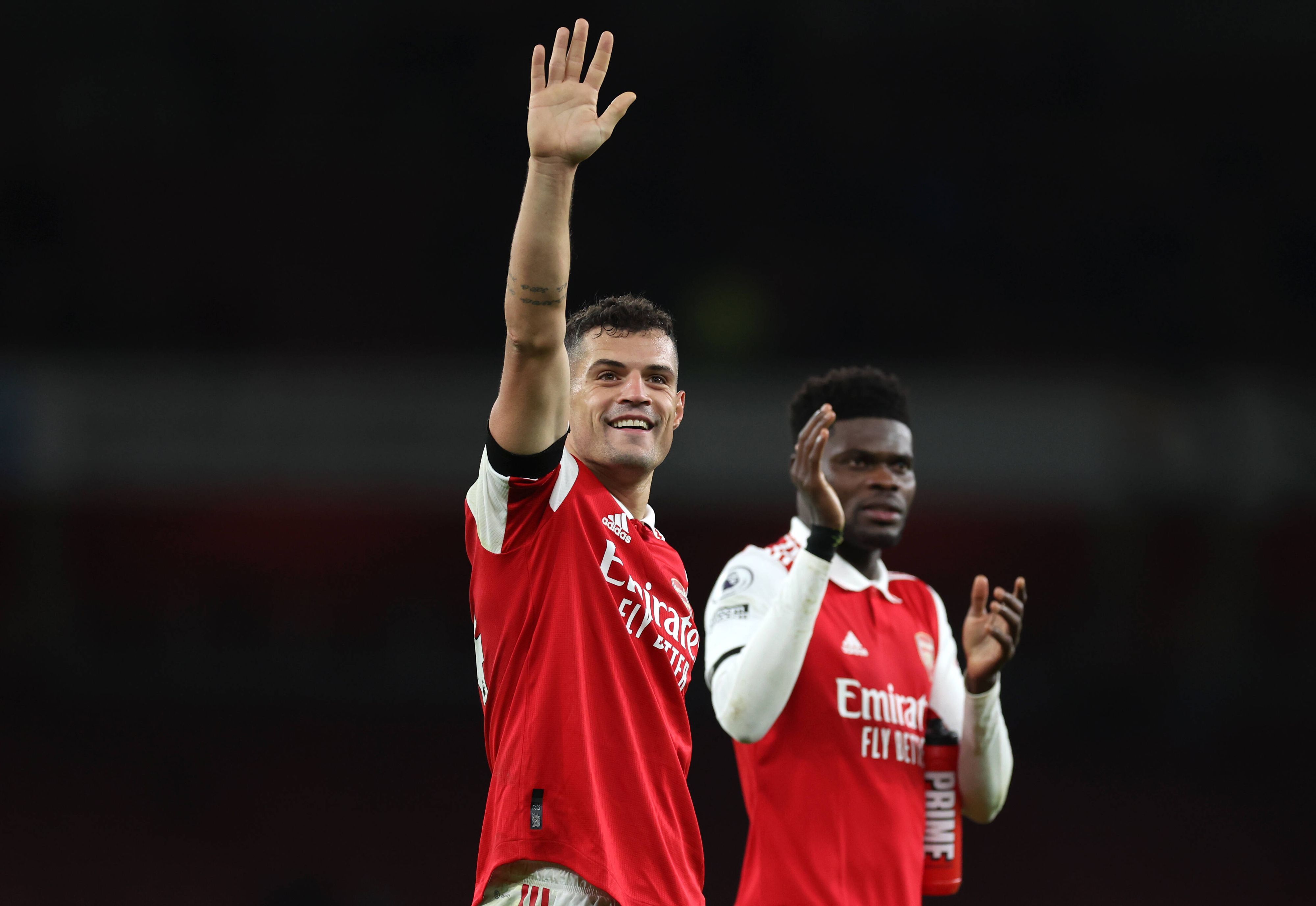 Granit Xhaka winkt den Fans im Emirates Stadium am 26. Dezember 2022 nach dem Sieg des FC Arsenal gegen Newcastle United und grüßt die Zuschauer auf der Tribüne.