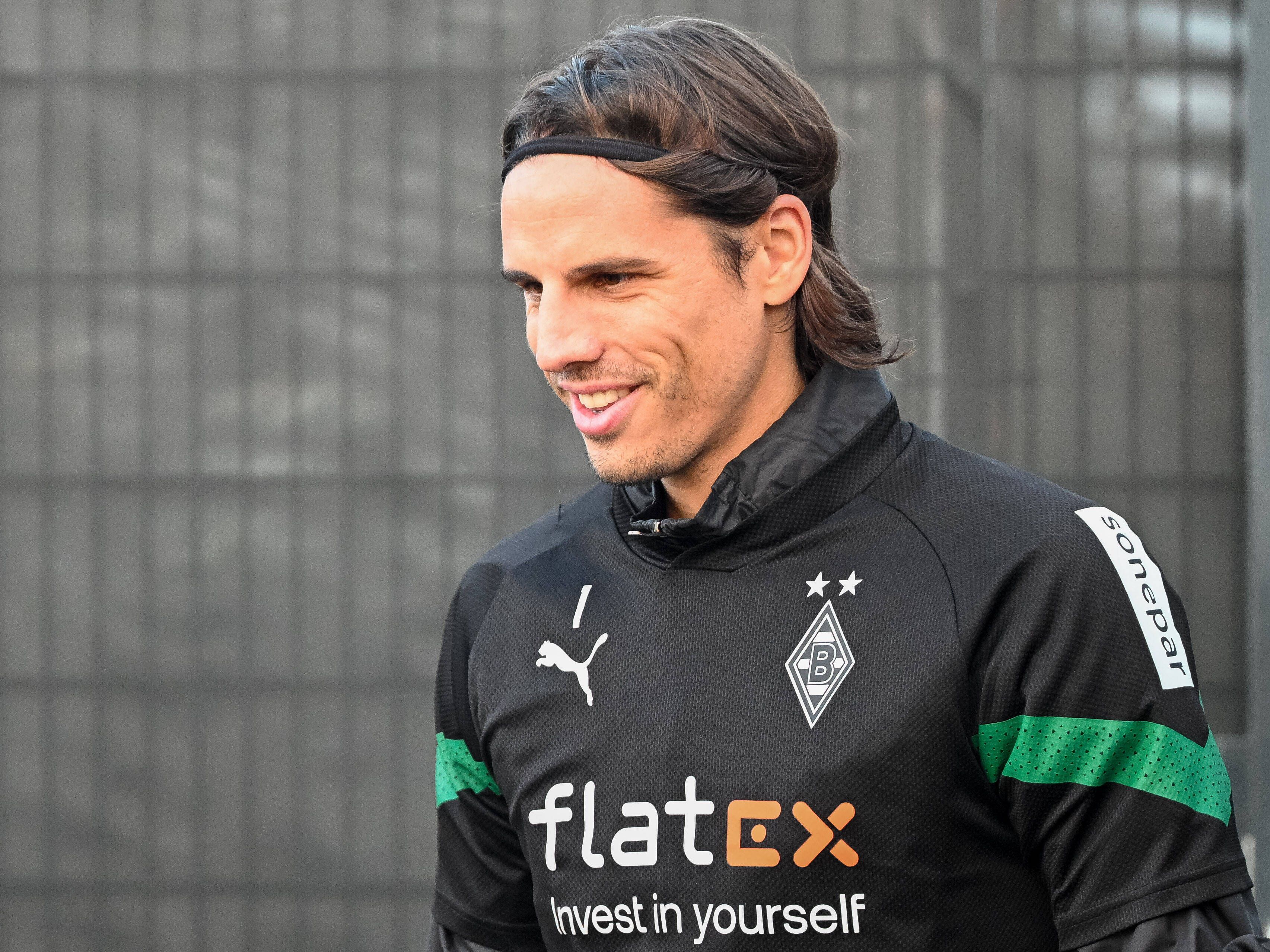 Yann Sommer ist zurück im Borussia-Park. Am 27. Dezember 2022 absolvierte der Schweizer Nationaltorhüter seine erste Einheit für Borussia Mönchengladbach nach der WM. Auf dem Foto geht er in Trainingskleidung auf den Rasen.