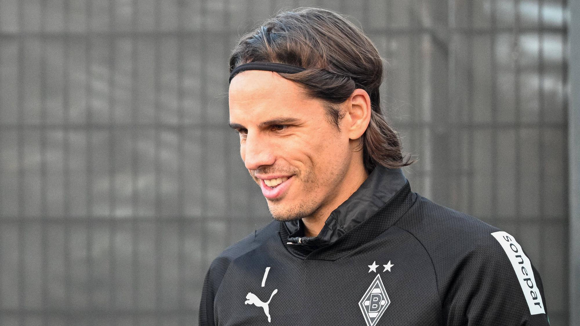 Yann Sommer ist zurück im Borussia-Park. Am 27. Dezember 2022 absolvierte der Schweizer Nationaltorhüter seine erste Einheit für Borussia Mönchengladbach nach der WM. Auf dem Foto geht er in Trainingskleidung auf den Rasen.