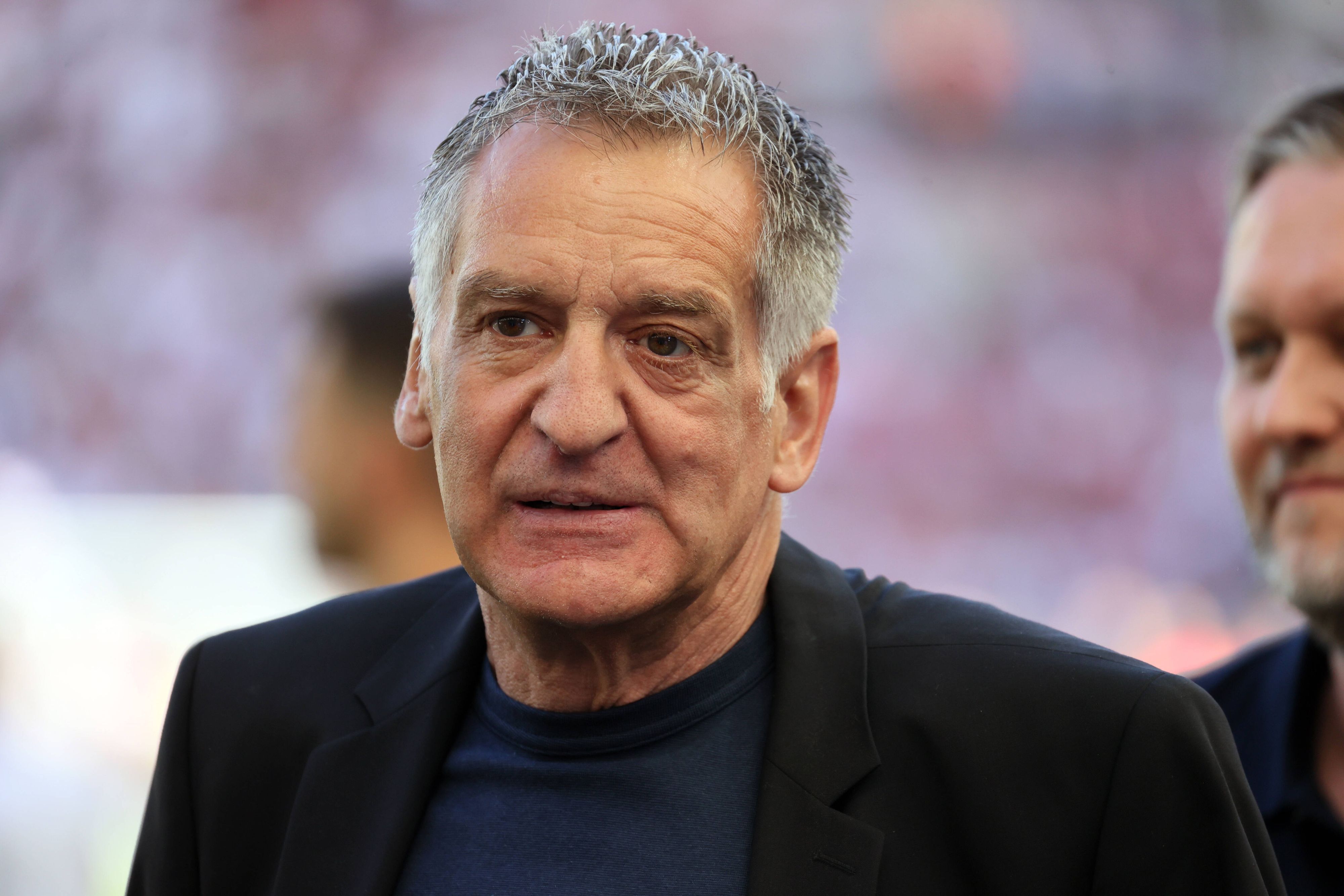 Ex-Nationalkeeper Eike Immel, hier am 14. Mai 2022 bei einem Bundesliga-Spiel zwischen dem 1. FC Köln und VfB Stuttgart, im Close-up in die Ferne schauend.