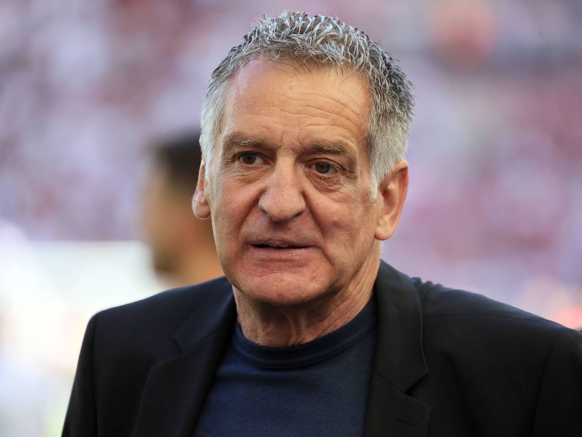 Ex-Nationalkeeper Eike Immel, hier am 14. Mai 2022 bei einem Bundesliga-Spiel zwischen dem 1. FC Köln und VfB Stuttgart, im Close-up in die Ferne schauend.