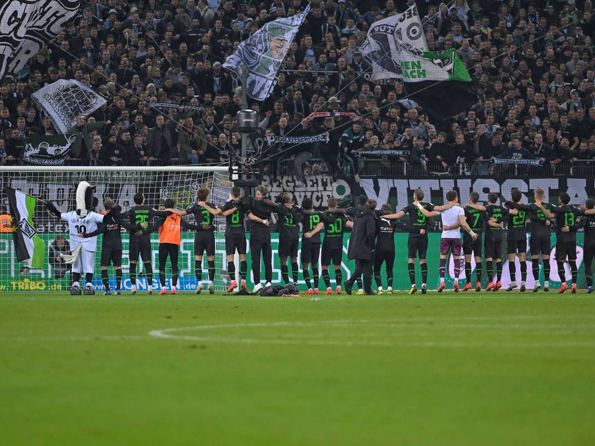 Das Team von Borussia Mönchengladbach am 11. November 2022 in der Rückenansicht beim Schlussjubel vor der Nordkurve im Borussia-Park.