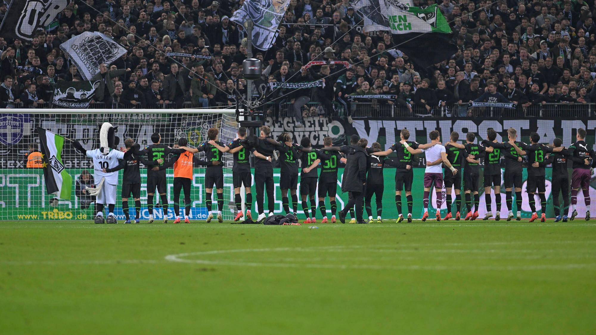 Das Team von Borussia Mönchengladbach am 11. November 2022 in der Rückenansicht beim Schlussjubel vor der Nordkurve im Borussia-Park.