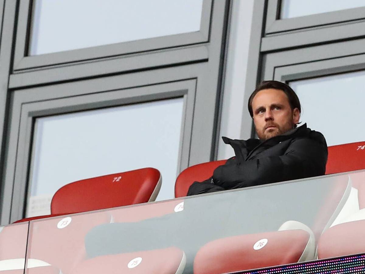 Christopher Vivell, hier am 1. Oktober 2022 bei einem Bundesliga-Spiel zwischen RB Leipzig und dem VfL Bochum, auf roten Ledersitzen im Stadion sitzend und grimmig in die Ferne schauend.