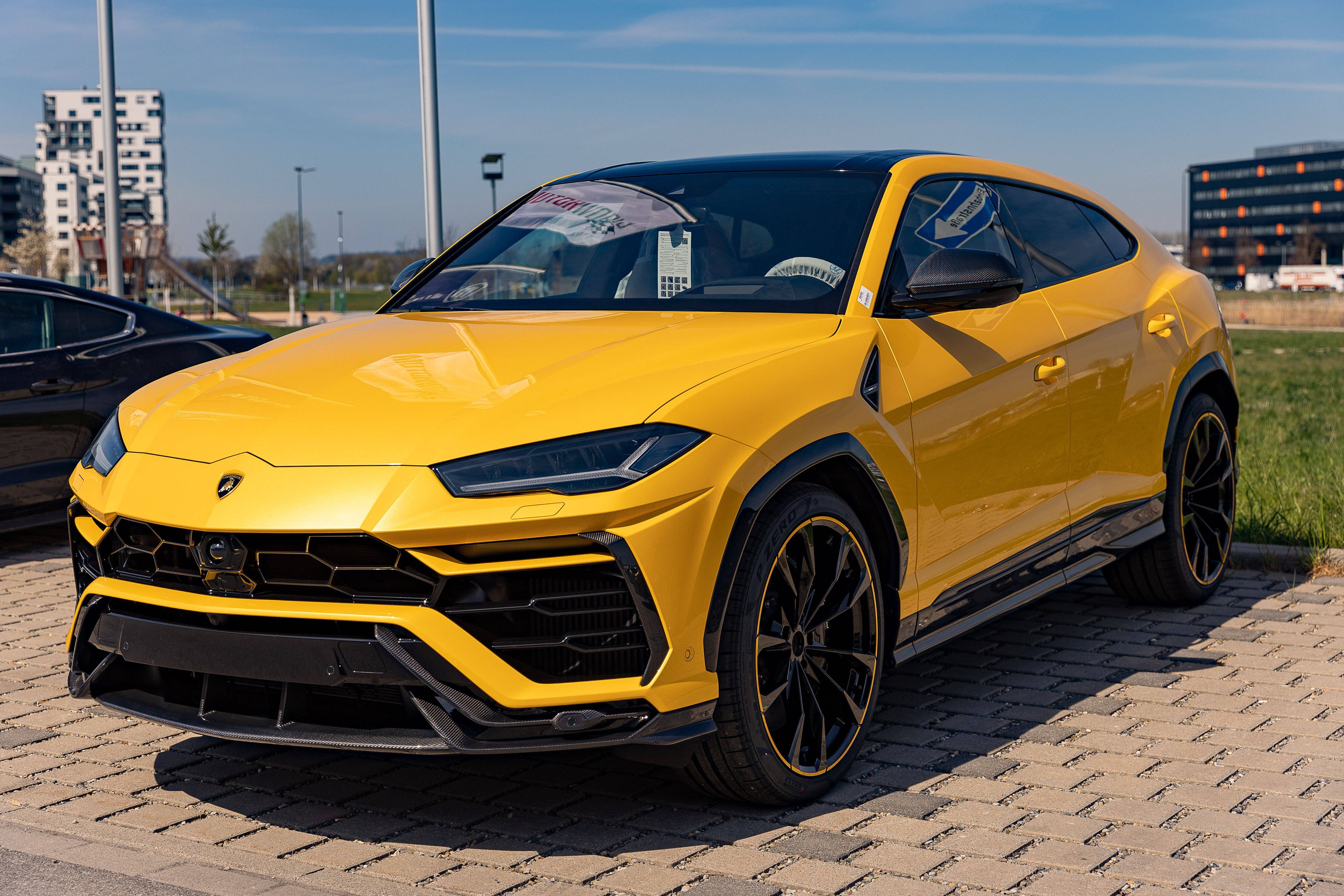 Ein gelber Lamborghini Urus am 27. April 2021 auf einem Parkplatz.