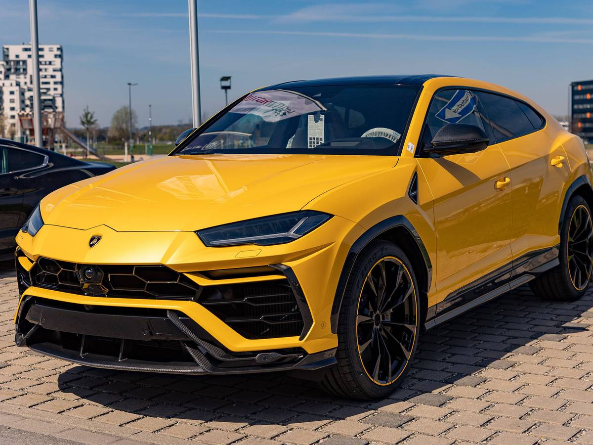 Ein gelber Lamborghini Urus am 27. April 2021 auf einem Parkplatz.