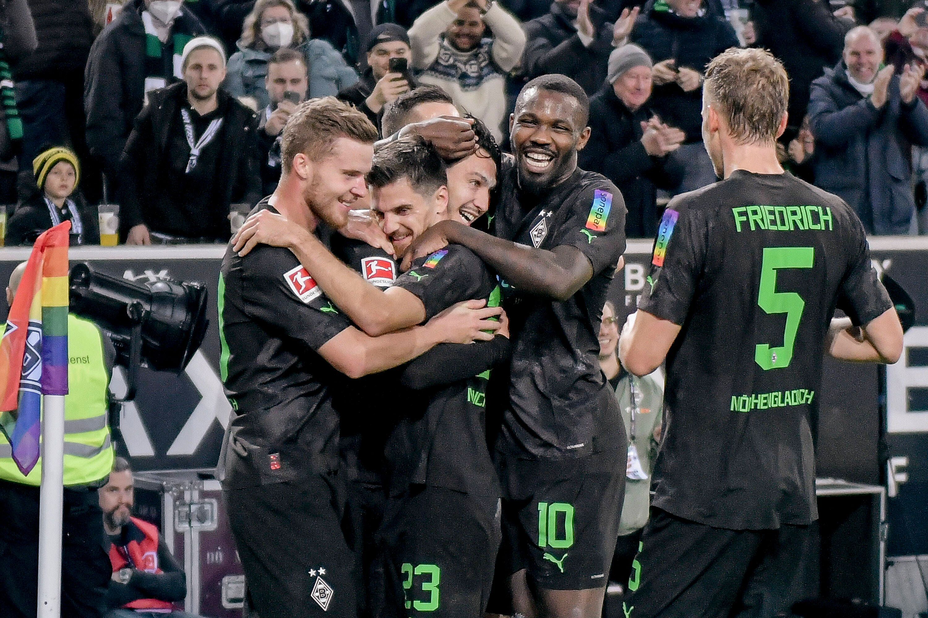 Die Mannschaft von Mönchengladbach (Nico Elvedi (l.), Jonas Hofmann, Ramy Bensebaini, Marcus Thuram und Marvin Friedrich (vorne)) bejubelt den Sieg gegen Borussia Dortmund am 11. November 2022.