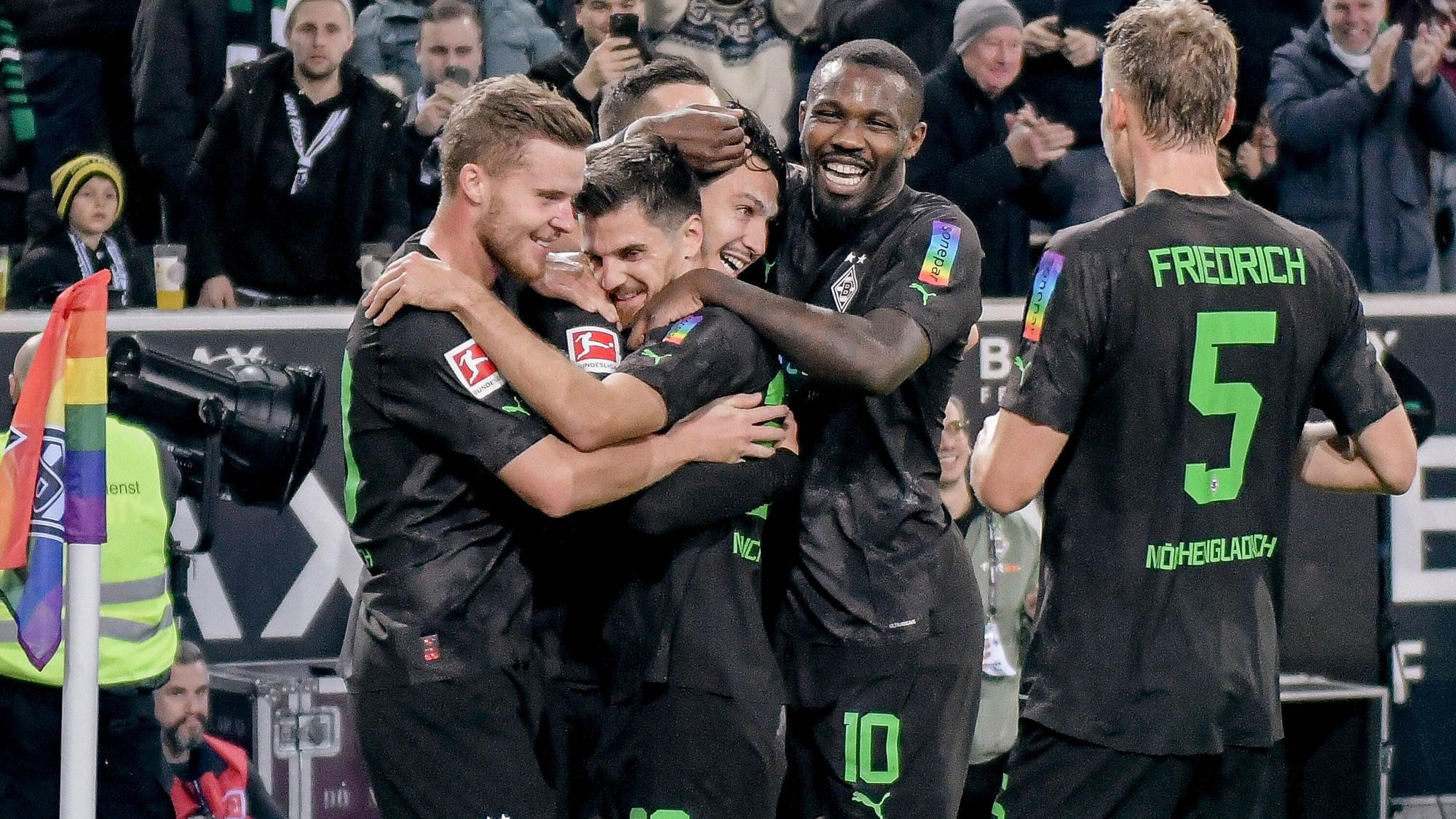 Die Mannschaft von Mönchengladbach (Nico Elvedi (l.), Jonas Hofmann, Ramy Bensebaini, Marcus Thuram und Marvin Friedrich (vorne)) bejubelt den Sieg gegen Borussia Dortmund am 11. November 2022.