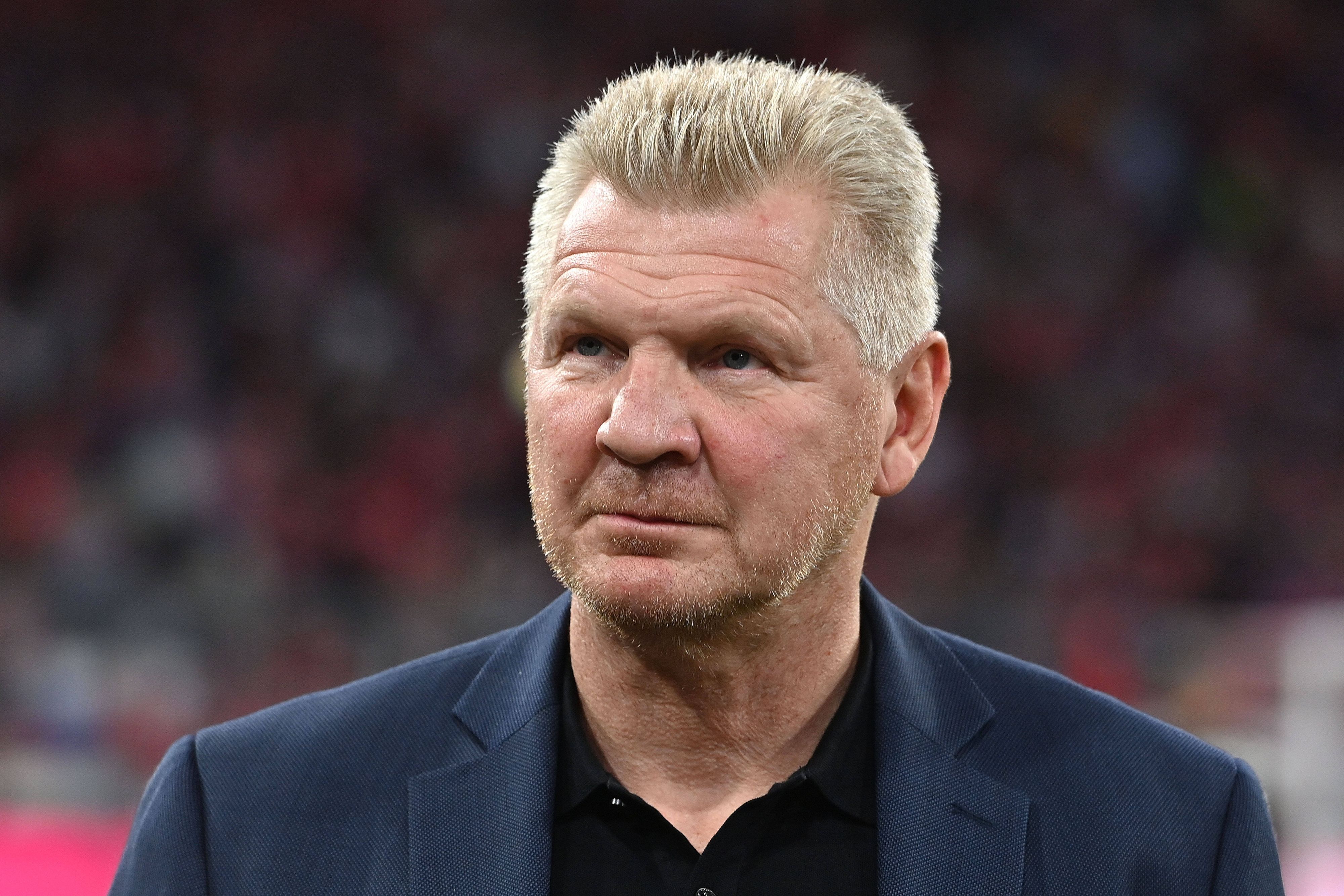 Stefan Effenberg, ehemaliger Spieler von Borussia Mönchengladbach, hier am 16. Oktober 2022 bei einem Bundesliga-Spiel zwischen Bayern München und dem SC Freiburg, grimmig und fokussiert schauend.