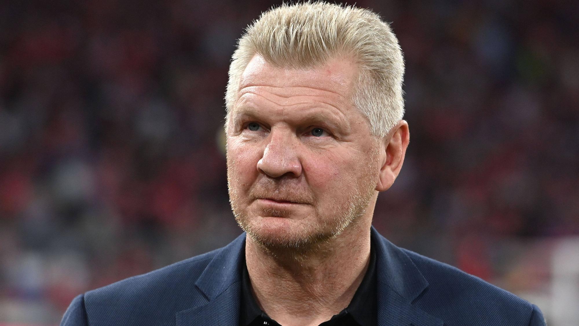 Stefan Effenberg, ehemaliger Spieler von Borussia Mönchengladbach, hier am 16. Oktober 2022 bei einem Bundesliga-Spiel zwischen Bayern München und dem SC Freiburg, grimmig und fokussiert schauend.