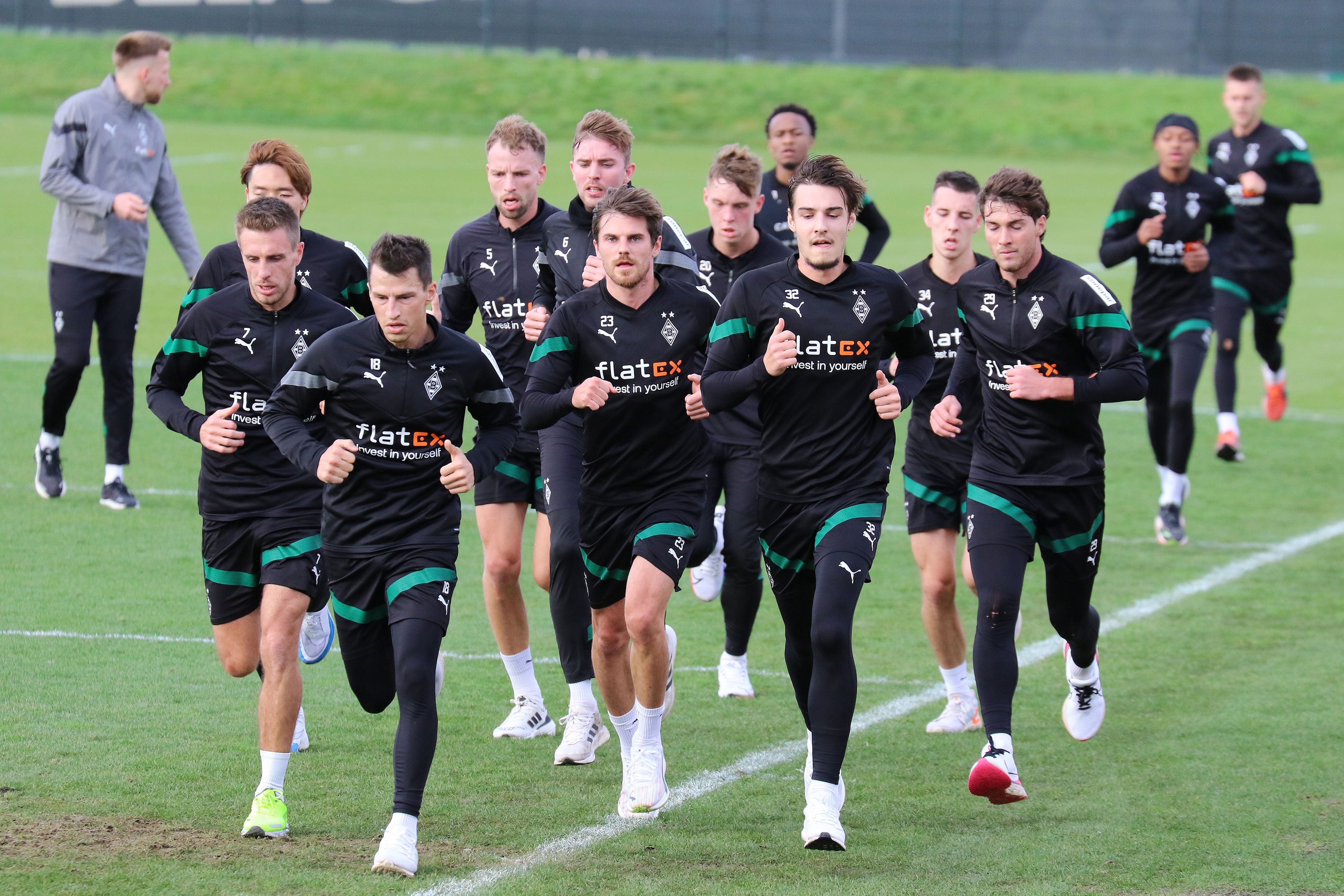 Die Mannschaft von Borussia Mönchengladbach beim Lauftraining im Borussia-Park am 31. Dezember 2022. Patrick Herrmann, Stefan Lainer, Jonas Hofmann, Florian Neuhaus und Joe Scally (v. l. n. r.) laufen voran.