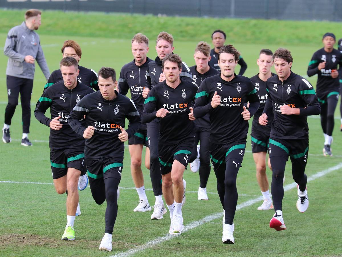 Die Mannschaft von Borussia Mönchengladbach beim Lauftraining im Borussia-Park am 31. Dezember 2022. Patrick Herrmann, Stefan Lainer, Jonas Hofmann, Florian Neuhaus und Joe Scally (v. l. n. r.) laufen voran.