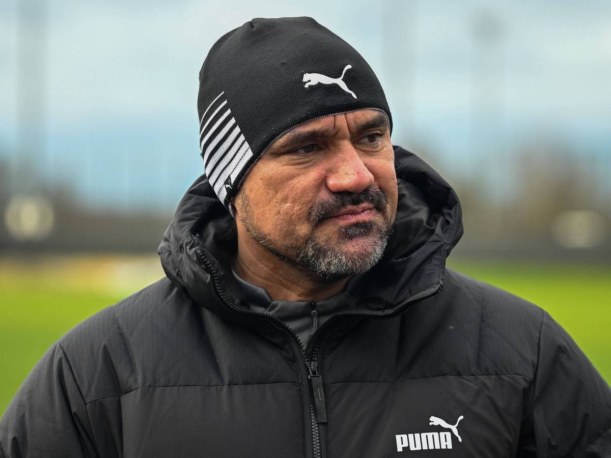 Trainer Daniel Farke von Borussia Mönchengladbach nach dem Training am 31. Dezember 2022. Farke trägt eine Mütze.