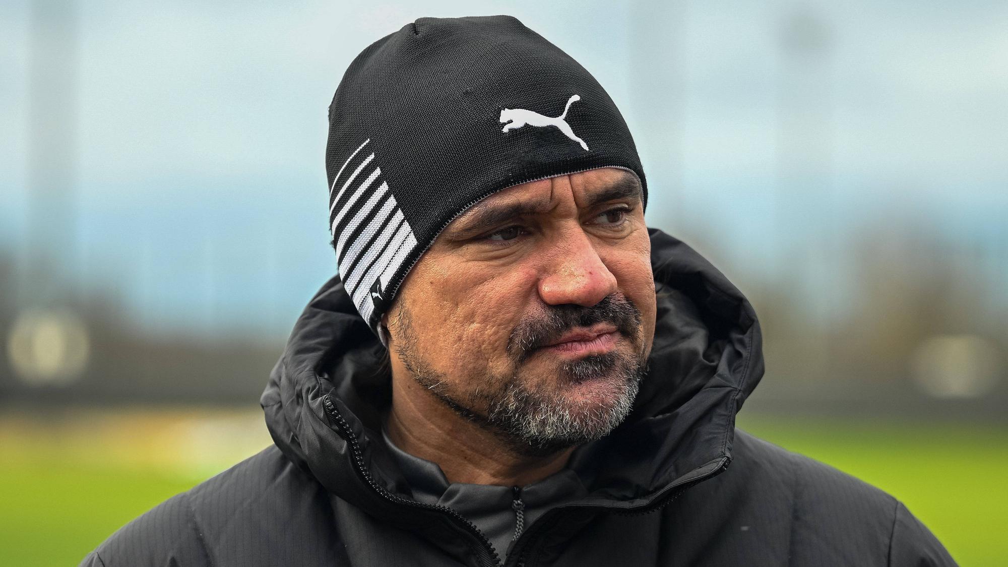 Trainer Daniel Farke von Borussia Mönchengladbach nach dem Training am 31. Dezember 2022. Farke trägt eine Mütze.