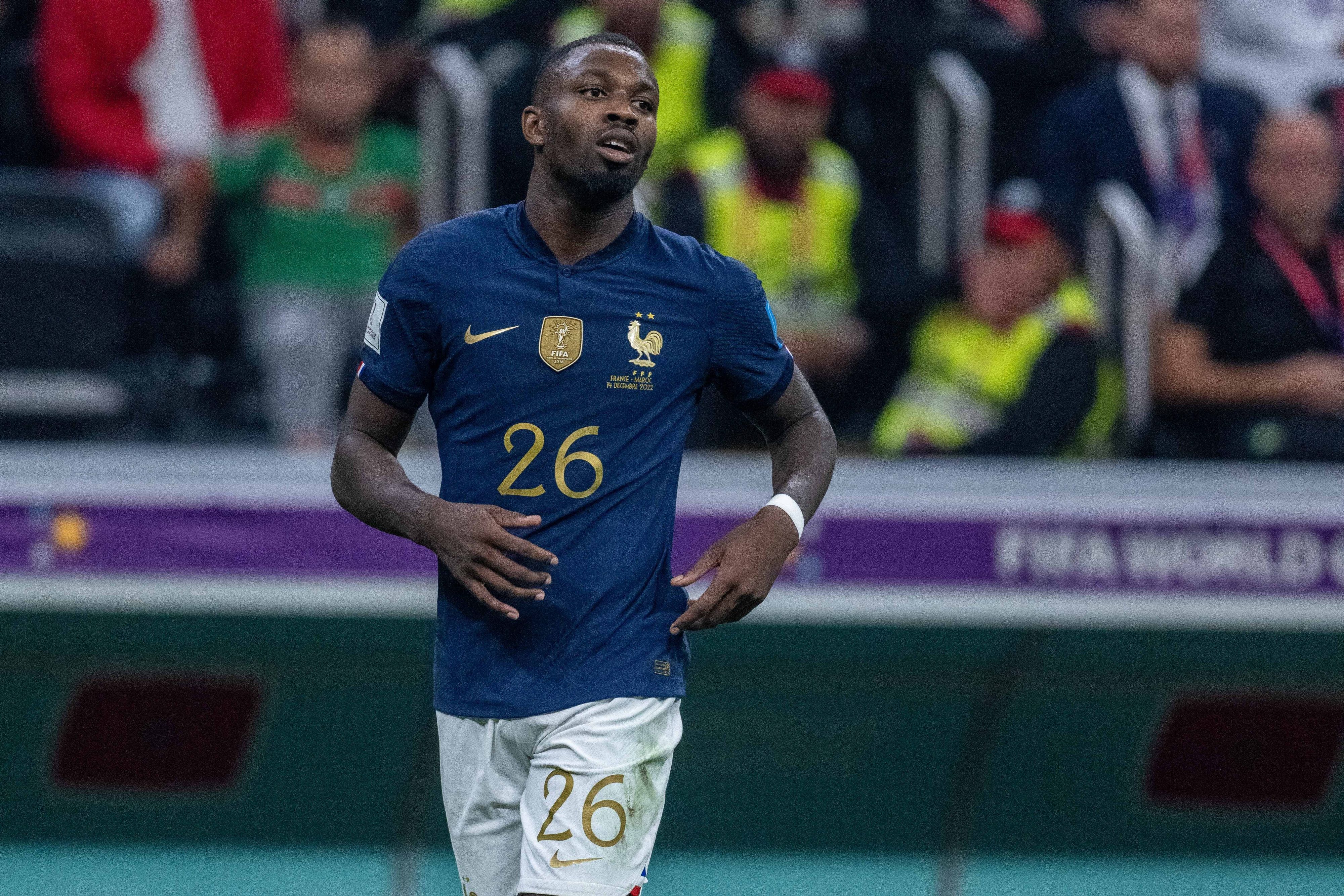 Marcus Thuram von Borussia Mönchengladbach, hier bei einem WM-Spiel der französischen Nationalmannschaft gegen Marokko am 14. Dezember 2022, im blauen Trikot mit der Nummer 26, die in Gold aufgedruckt ist.