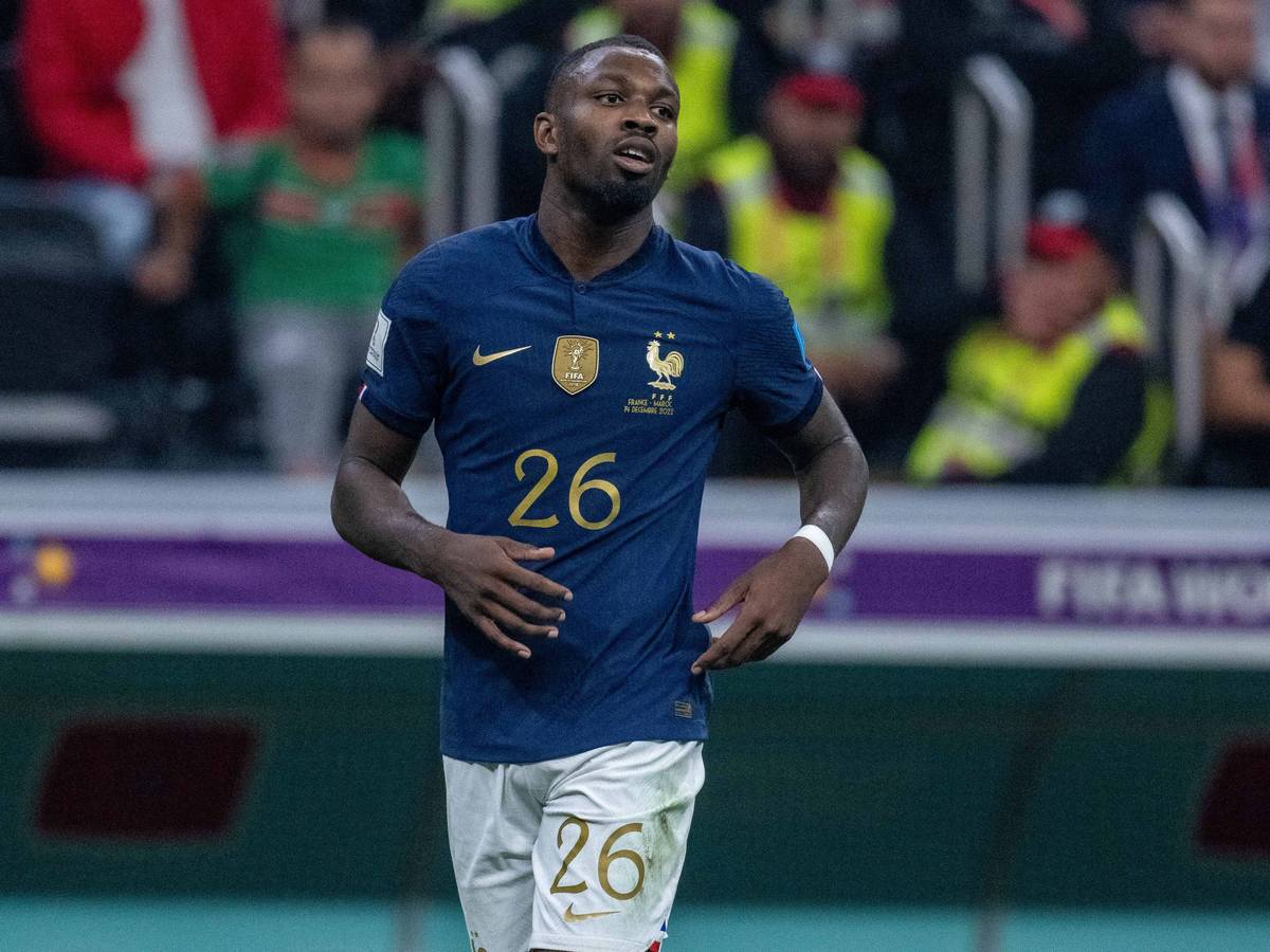 Marcus Thuram von Borussia Mönchengladbach, hier bei einem WM-Spiel der französischen Nationalmannschaft gegen Marokko am 14. Dezember 2022, im blauen Trikot mit der Nummer 26, die in Gold aufgedruckt ist.