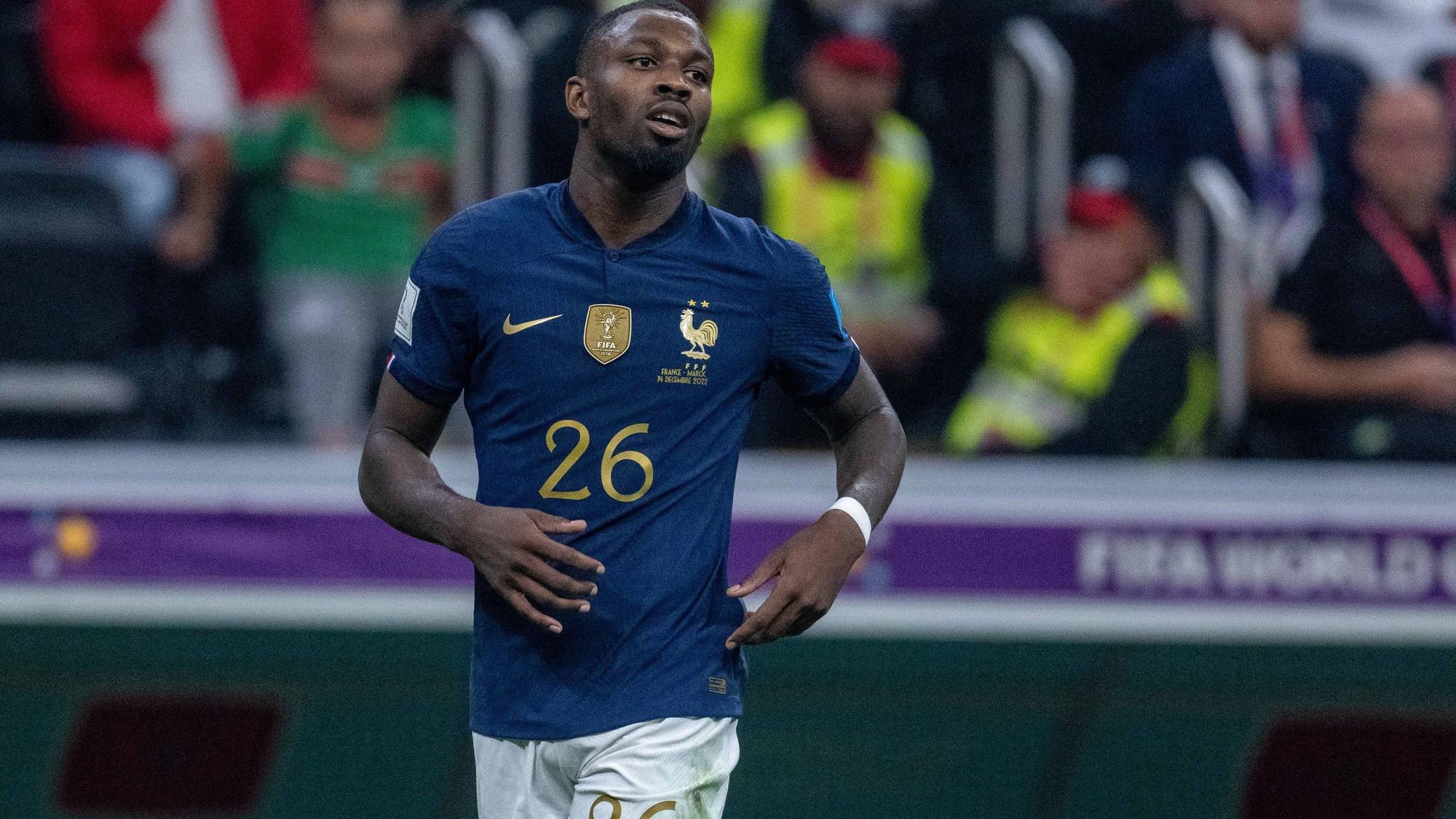 Marcus Thuram von Borussia Mönchengladbach, hier bei einem WM-Spiel der französischen Nationalmannschaft gegen Marokko am 14. Dezember 2022, im blauen Trikot mit der Nummer 26, die in Gold aufgedruckt ist.