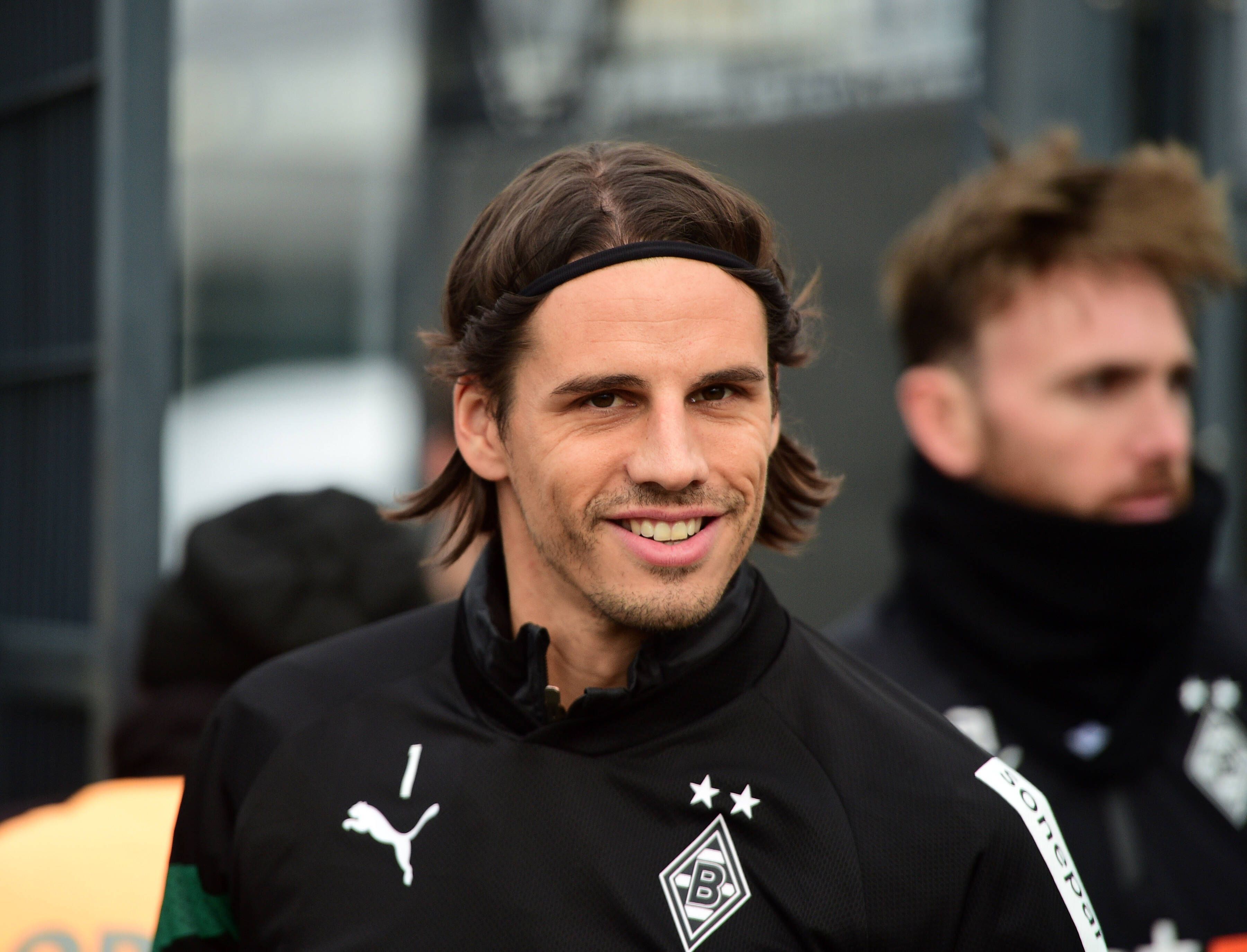 Yann Sommer, hier bei einer Trainingseinheit von Borussia Mönchengladbach am 29. Dezember 2022, lächelt freundlich in die Kamera.