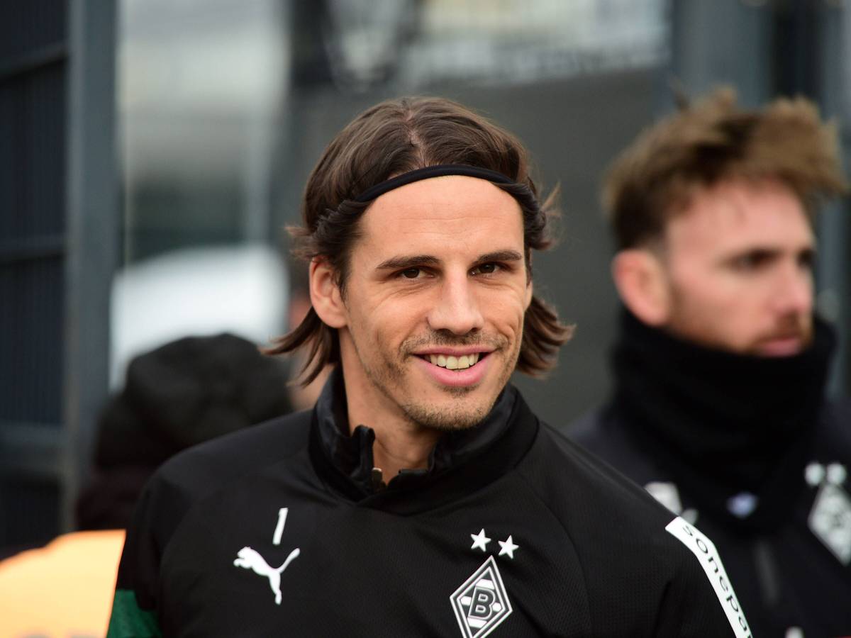 Yann Sommer, hier bei einer Trainingseinheit von Borussia Mönchengladbach am 29. Dezember 2022, lächelt freundlich in die Kamera.