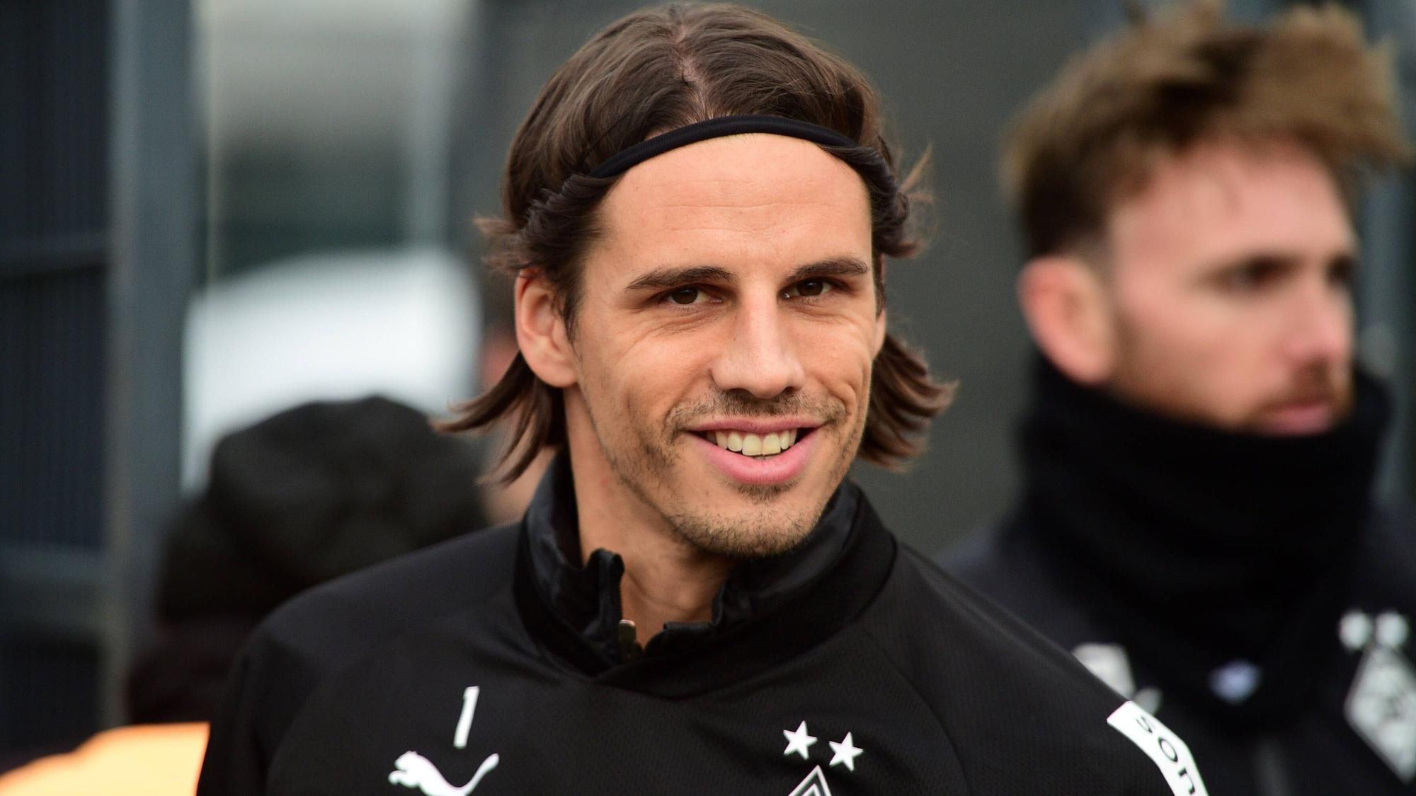 Yann Sommer, hier bei einer Trainingseinheit von Borussia Mönchengladbach am 29. Dezember 2022, lächelt freundlich in die Kamera.