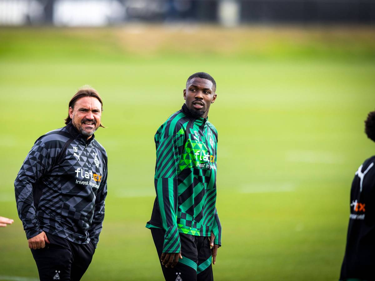Marcus Thuram (r.) und Trainer Daniel Farke beim Training von Borussia Mönchengladbach am 31. August 2022 auf dem Trainingsplatz im Borussia-Park.