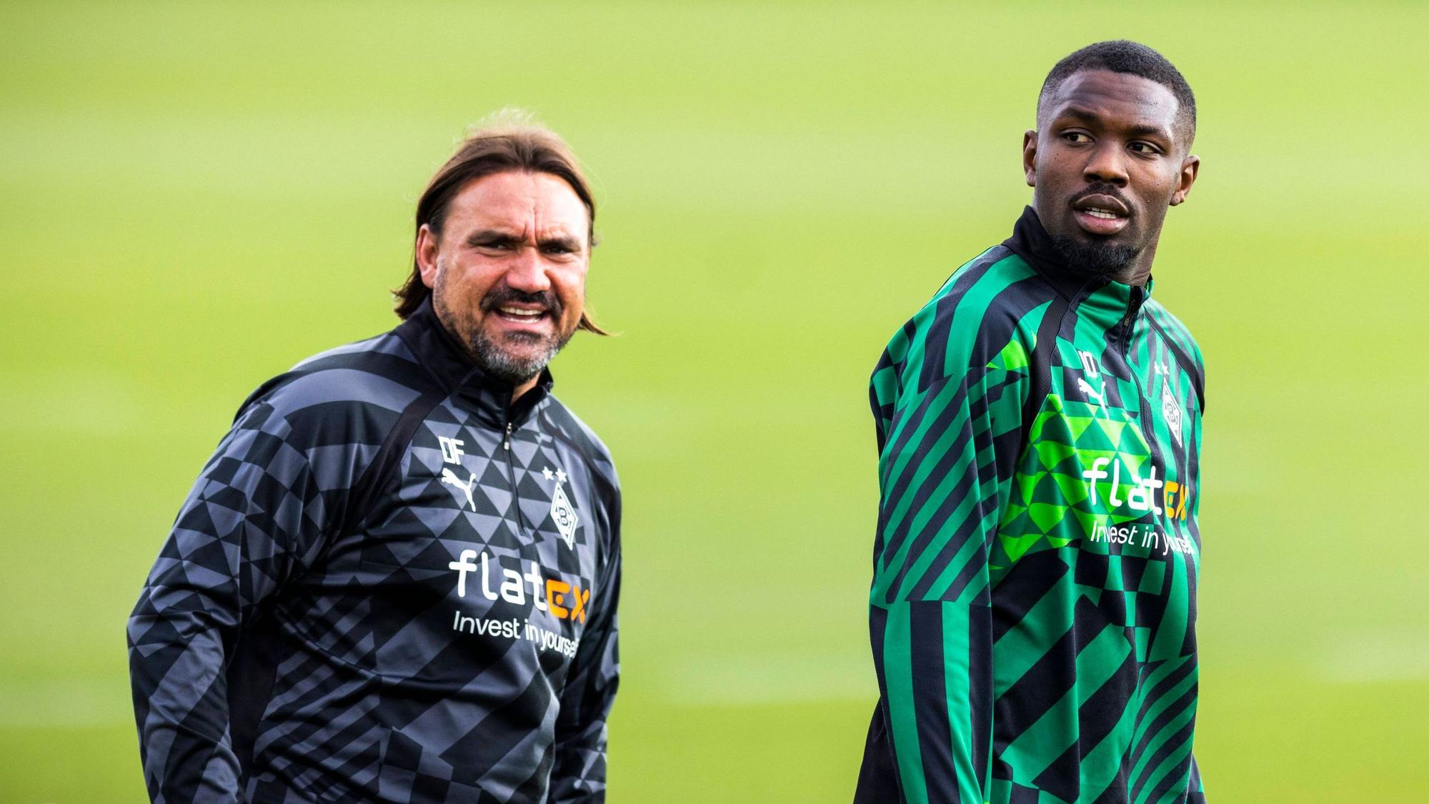 Marcus Thuram (r.) und Trainer Daniel Farke beim Training von Borussia Mönchengladbach am 31. August 2022 auf dem Trainingsplatz im Borussia-Park.
