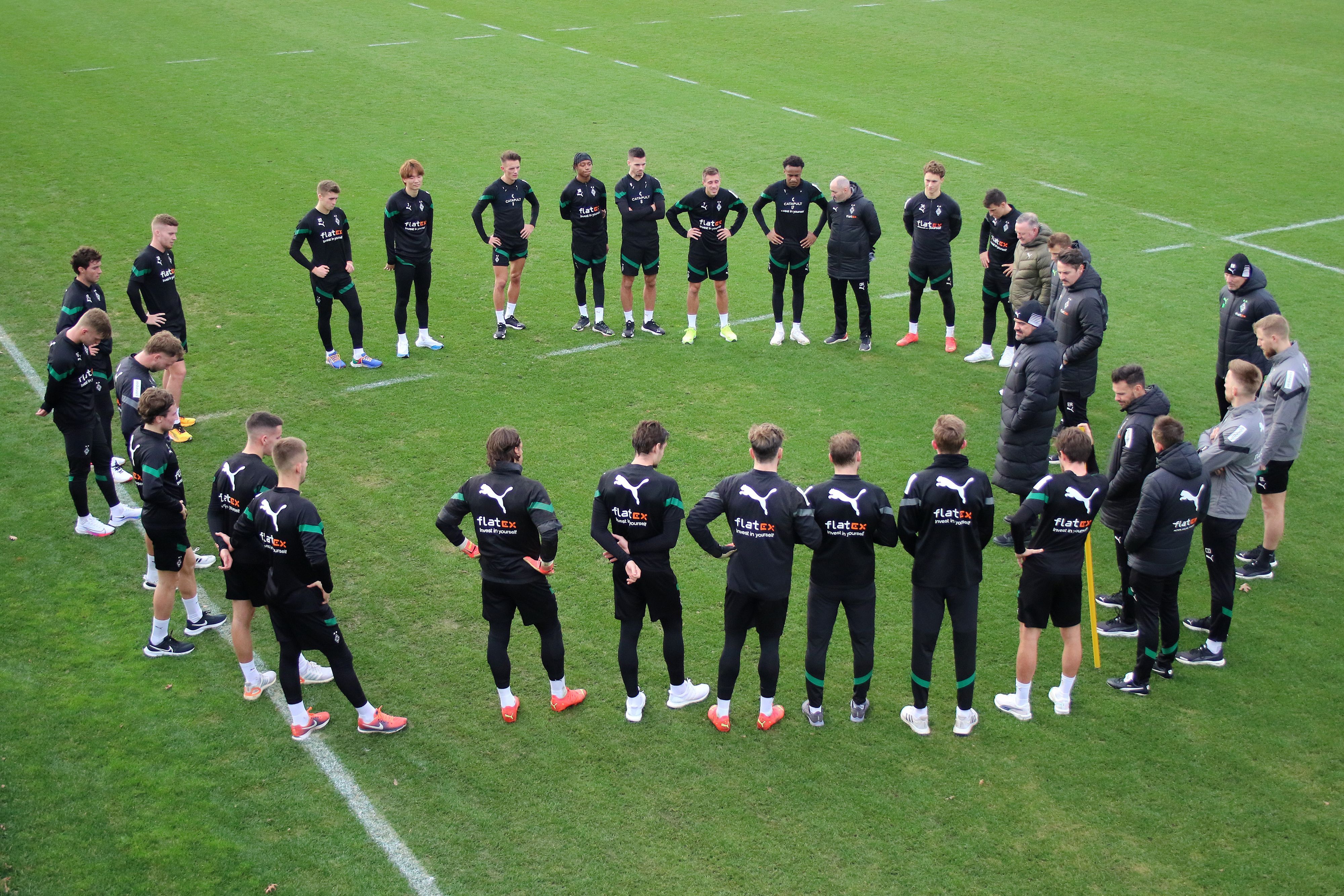 Die Mannschaft von Borussia Mönchengladbach im Kreis beim Training am 31. Dezember 2022 im Borussia-Park. Trainer Daniel Farke steht in der Mitte und spricht zu seinen Spielern.