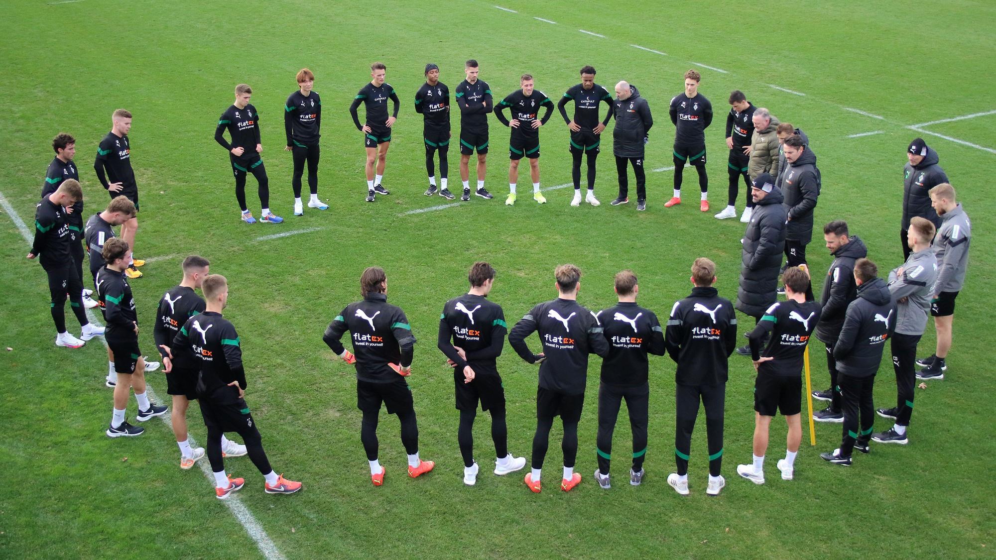 Die Mannschaft von Borussia Mönchengladbach im Kreis beim Training am 31. Dezember 2022 im Borussia-Park. Trainer Daniel Farke steht in der Mitte und spricht zu seinen Spielern.