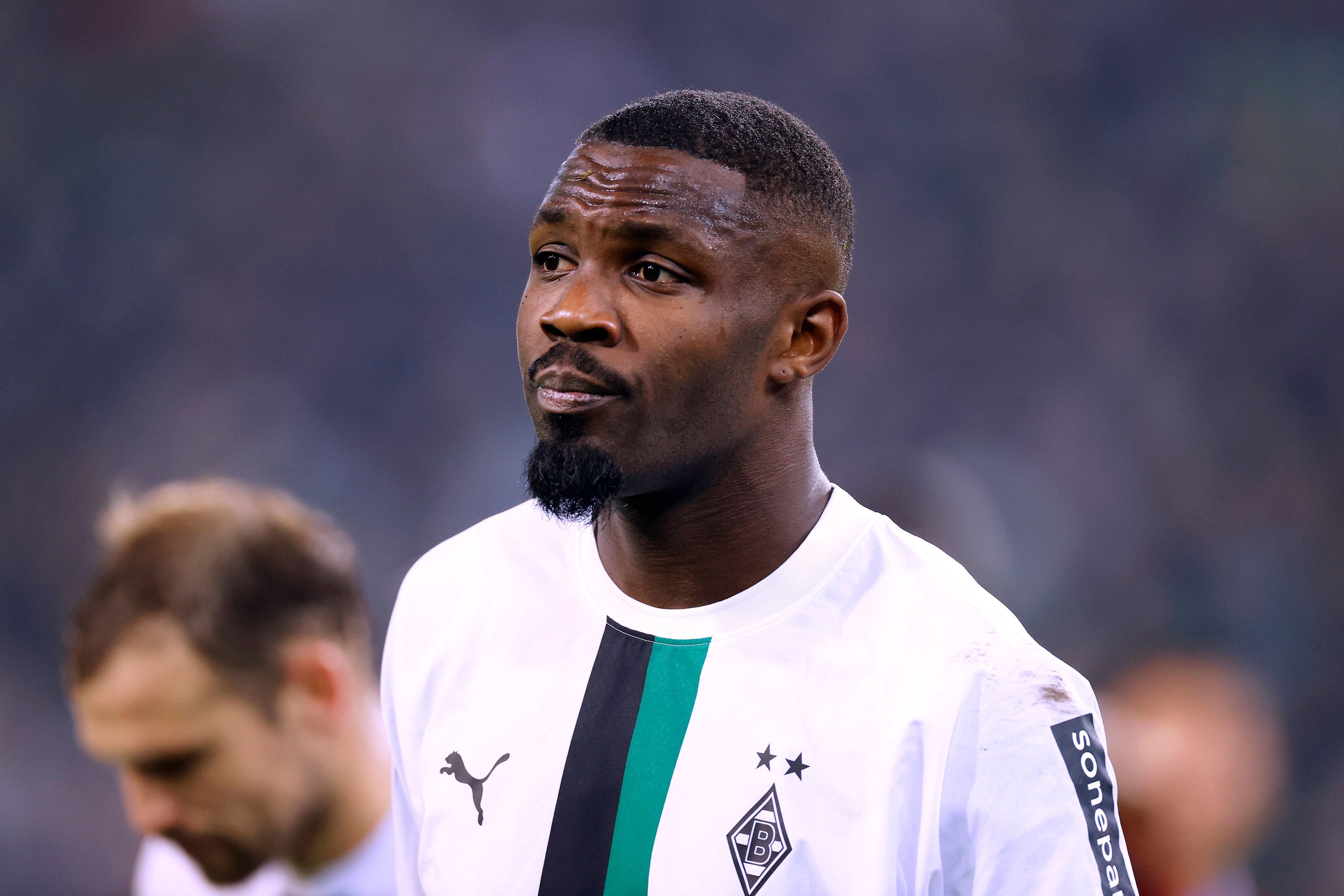 Marcus Thuram schaut beim Spiel von Borussia Mönchengladbach gegen den VfB Stuttgart am 4. November 2022 im Borussia-Park skeptisch.