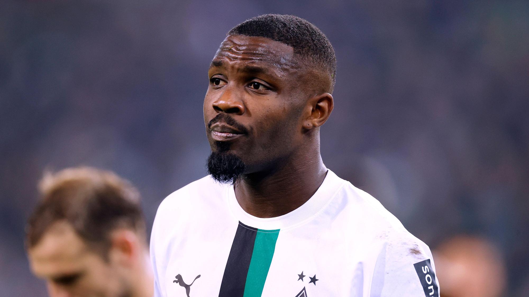Marcus Thuram schaut beim Spiel von Borussia Mönchengladbach gegen den VfB Stuttgart am 4. November 2022 im Borussia-Park skeptisch.