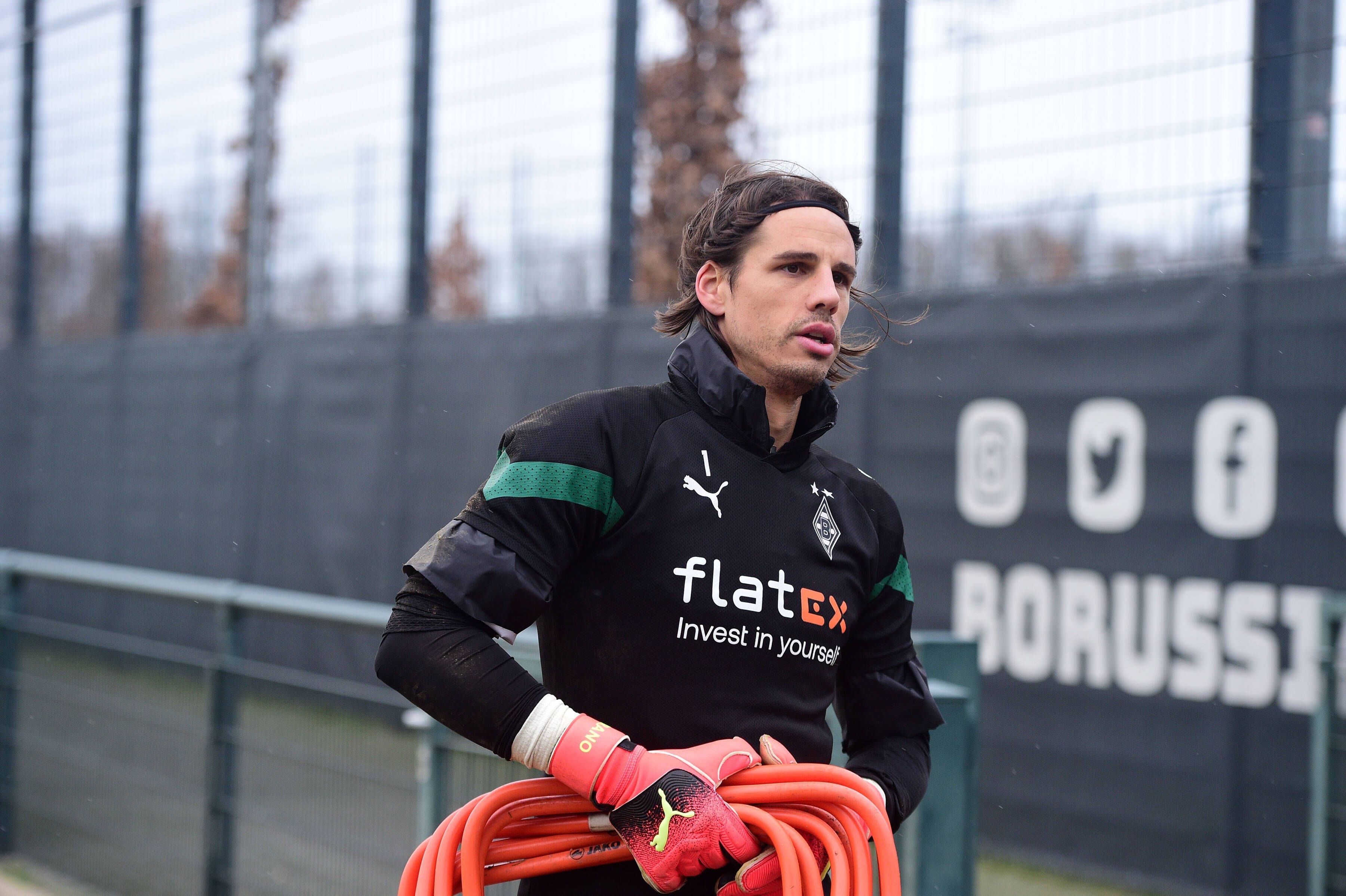 Yann Sommer, Torhüter von Borussia Mönchengladbach bei einer Trainingseinheit der Fohlen am 28. Dezember 2022, beim Tragen von Trainingsutensilien.