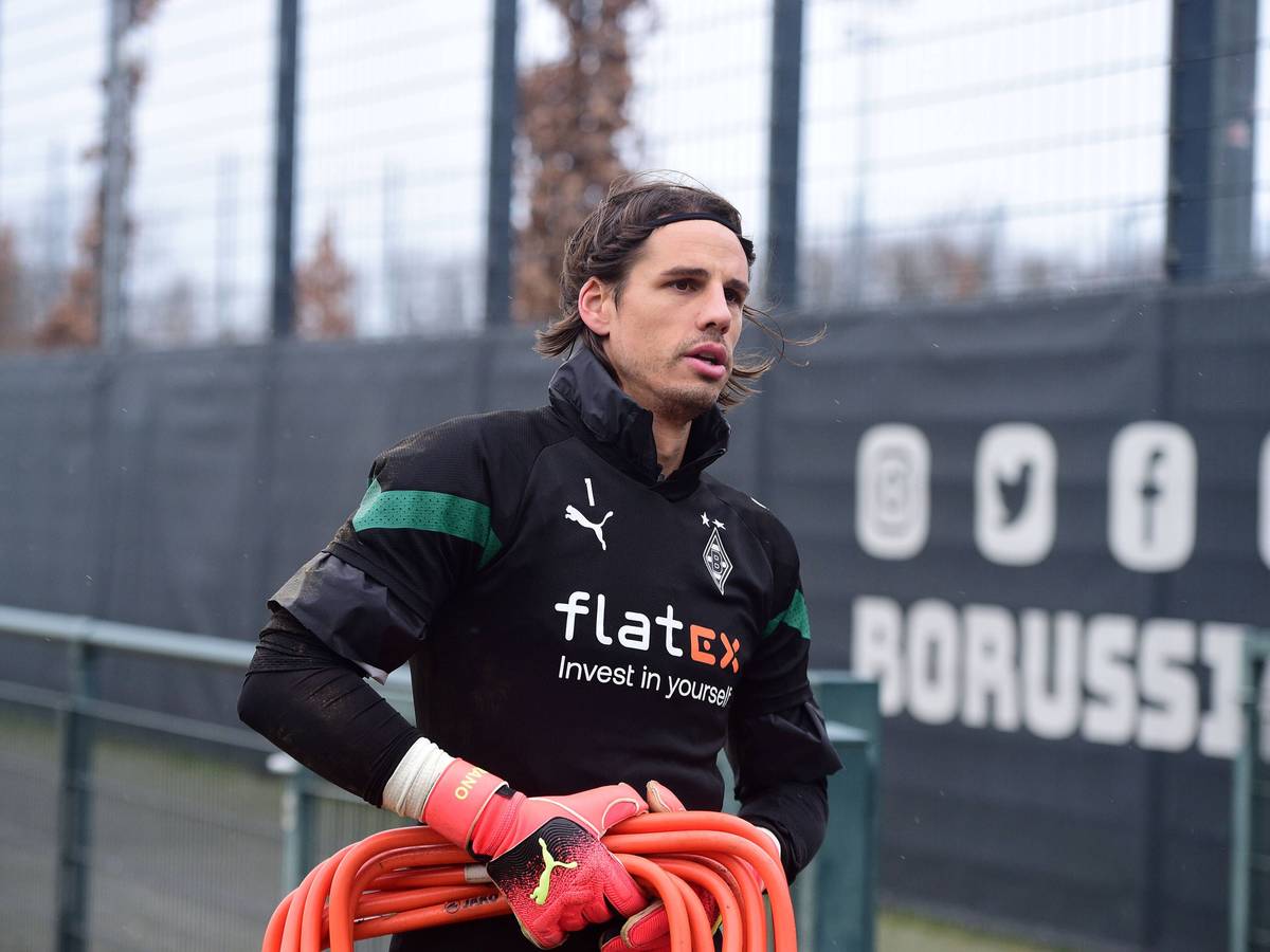 Yann Sommer, Torhüter von Borussia Mönchengladbach bei einer Trainingseinheit der Fohlen am 28. Dezember 2022, beim Tragen von Trainingsutensilien.