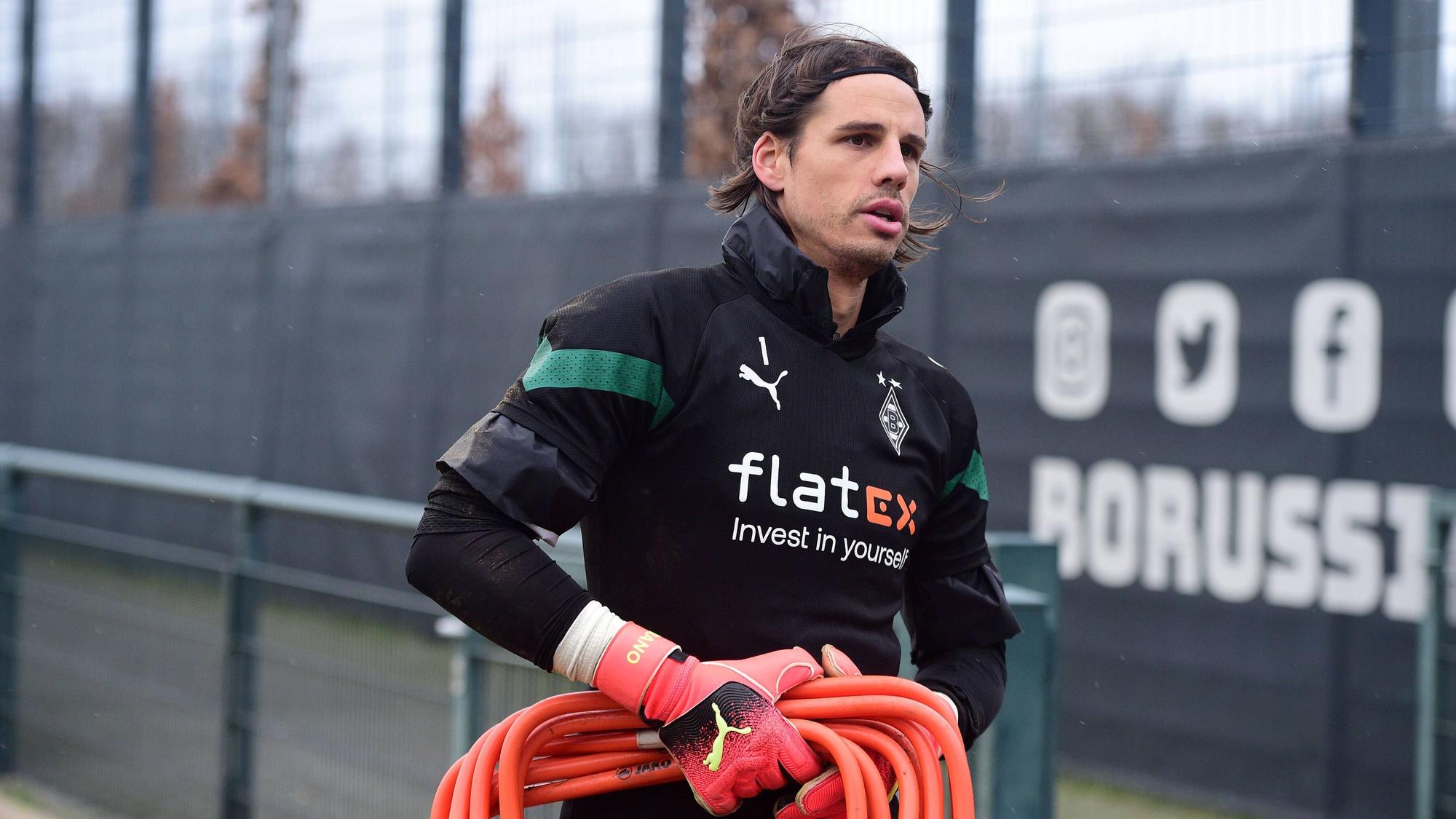 Yann Sommer, Torhüter von Borussia Mönchengladbach bei einer Trainingseinheit der Fohlen am 28. Dezember 2022, beim Tragen von Trainingsutensilien.
