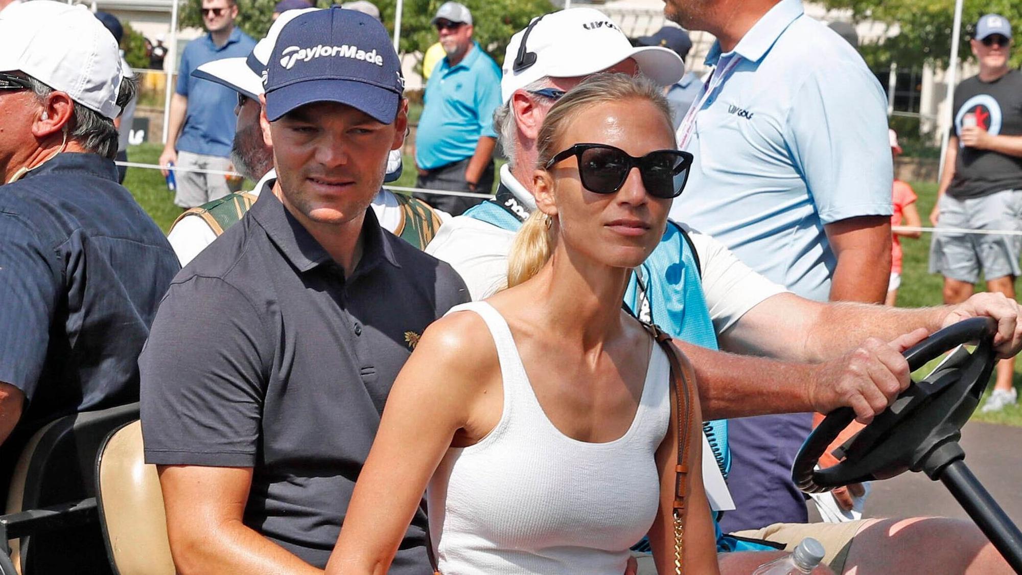 Golf-Star Matin Kaymer, auf diesem Foto am 17. September 2022 mit seiner Lebensgefährtin Irene Scholz (r.) bei einem Turnier in Sugar Grove, Illinois (USA), zu sehen. Die beiden sitzen in einem Golf-Kart. Sie trägt eine Sonnenbrille.