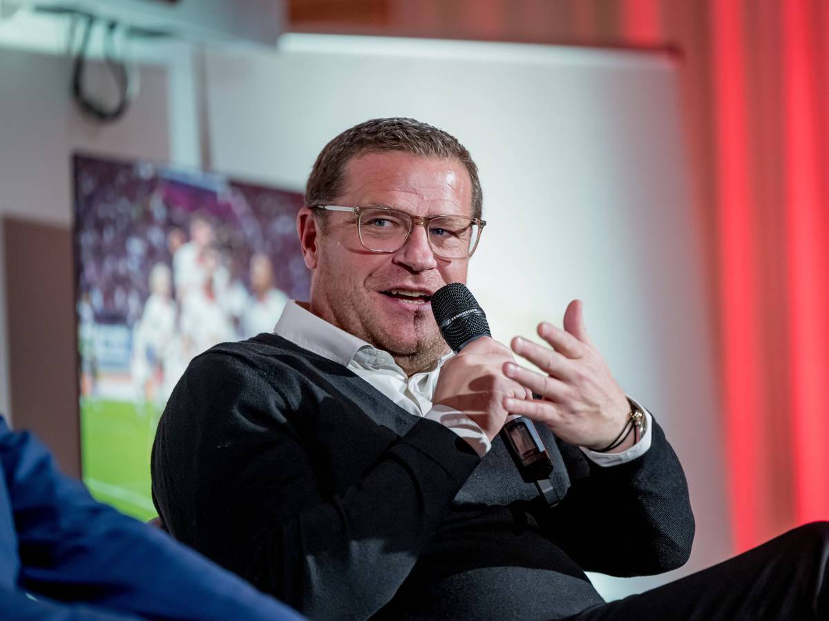 Max Eberl, Ex-Manager von Borussia Mönchengladbach und heutiger Geschäftsführer Sport bei RB Leipzig, hier am 15. Dezember 2022 bei einer Podiumsdiskussion in Berlin mit Mikrofon in der Hand sprechend und gestikulierend.