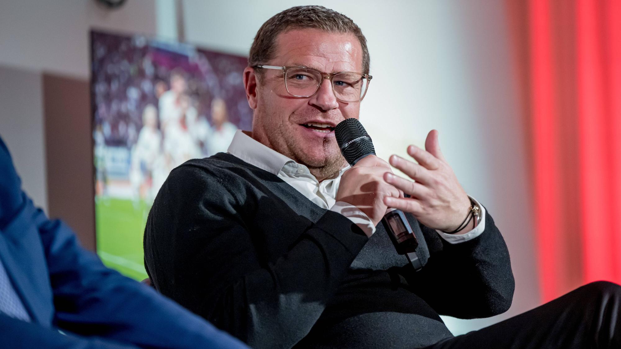 Max Eberl, Ex-Manager von Borussia Mönchengladbach und heutiger Geschäftsführer Sport bei RB Leipzig, hier am 15. Dezember 2022 bei einer Podiumsdiskussion in Berlin mit Mikrofon in der Hand sprechend und gestikulierend.