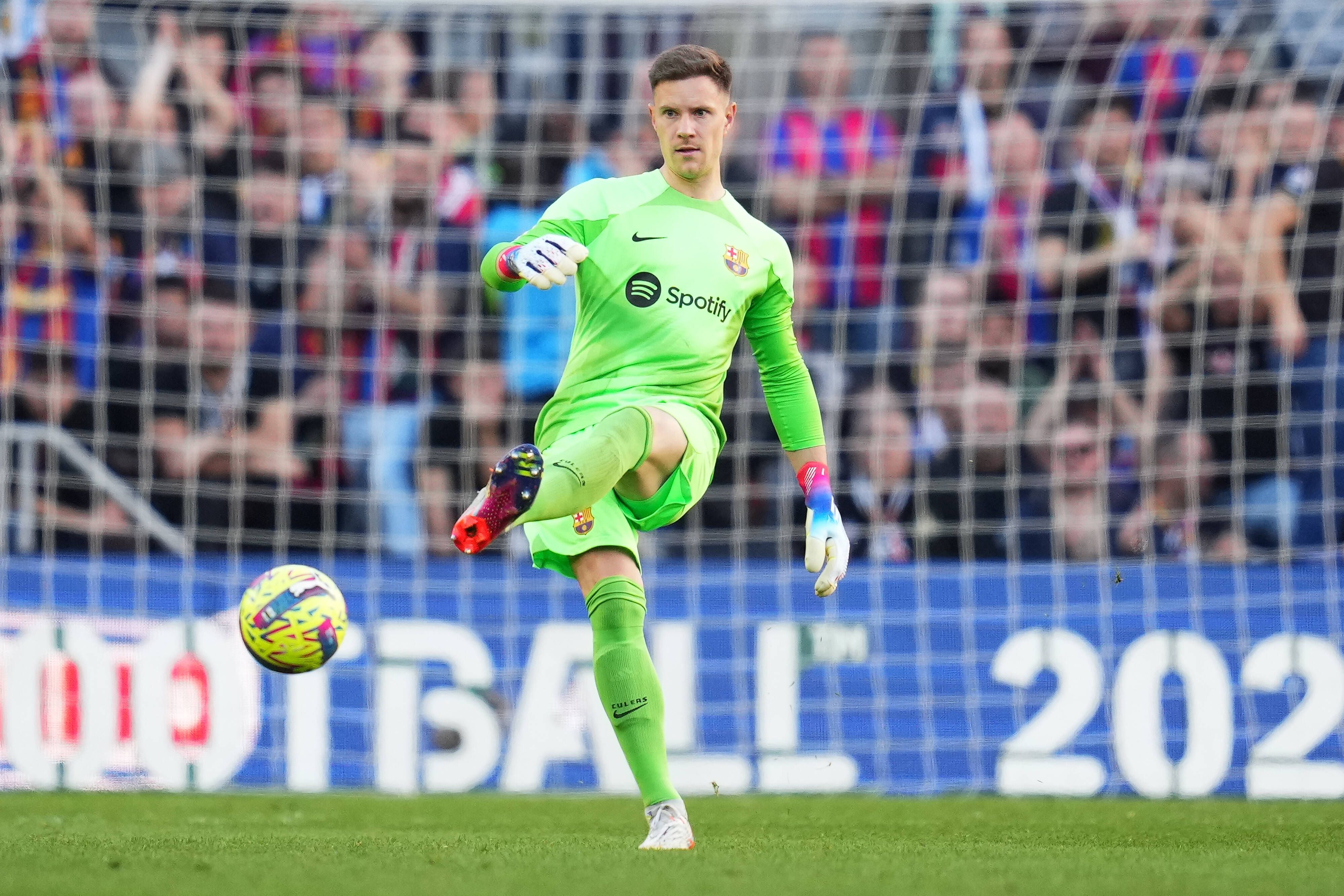 Ex-Gladbach-Keeper Marc-André ter Stegen, hier zu sehen am 31. Dezember 2022 im Stadion Camp Nou, hat in dieser Saison im Trikot des FC Barcelona eine ansehnliche Bilanz vorzuweisen. Er spielt den Ball auf diesem Bild mit dem linken Fuß.
