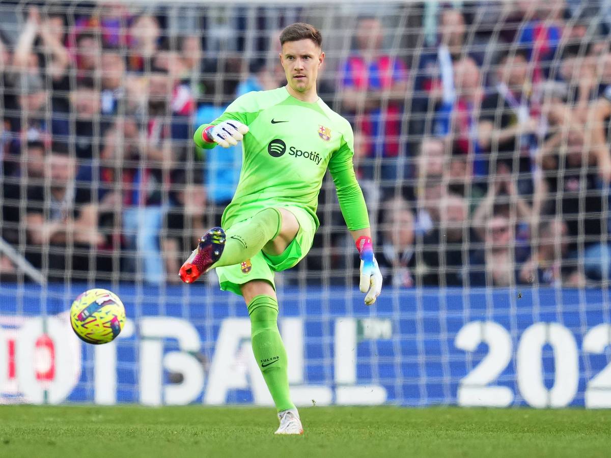 Ex-Gladbach-Keeper Marc-André ter Stegen, hier zu sehen am 31. Dezember 2022 im Stadion Camp Nou, hat in dieser Saison im Trikot des FC Barcelona eine ansehnliche Bilanz vorzuweisen. Er spielt den Ball auf diesem Bild mit dem linken Fuß.