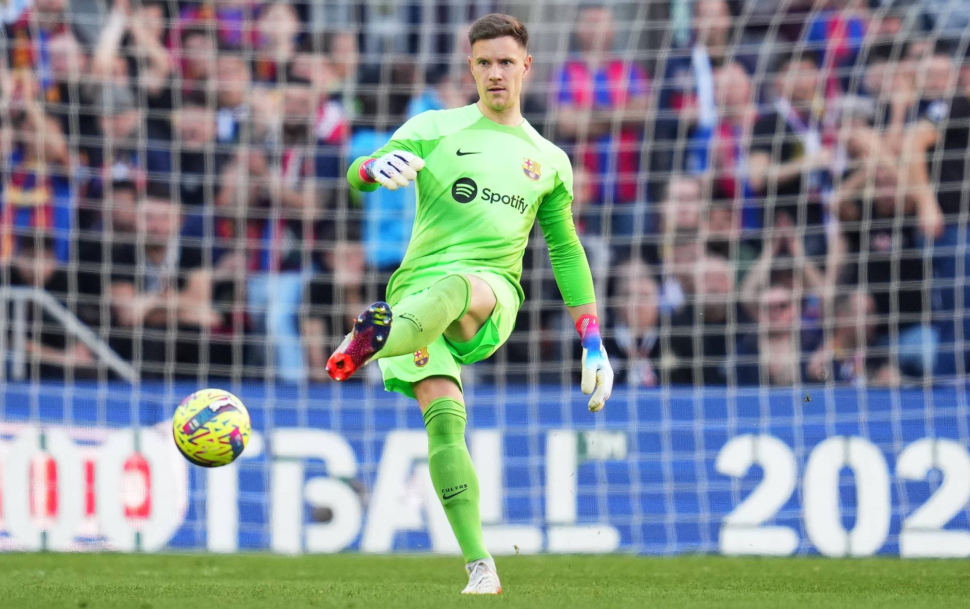 Ex-Gladbach-Keeper Marc-André ter Stegen, hier zu sehen am 31. Dezember 2022 im Stadion Camp Nou, hat in dieser Saison im Trikot des FC Barcelona eine ansehnliche Bilanz vorzuweisen. Er spielt den Ball auf diesem Bild mit dem linken Fuß.