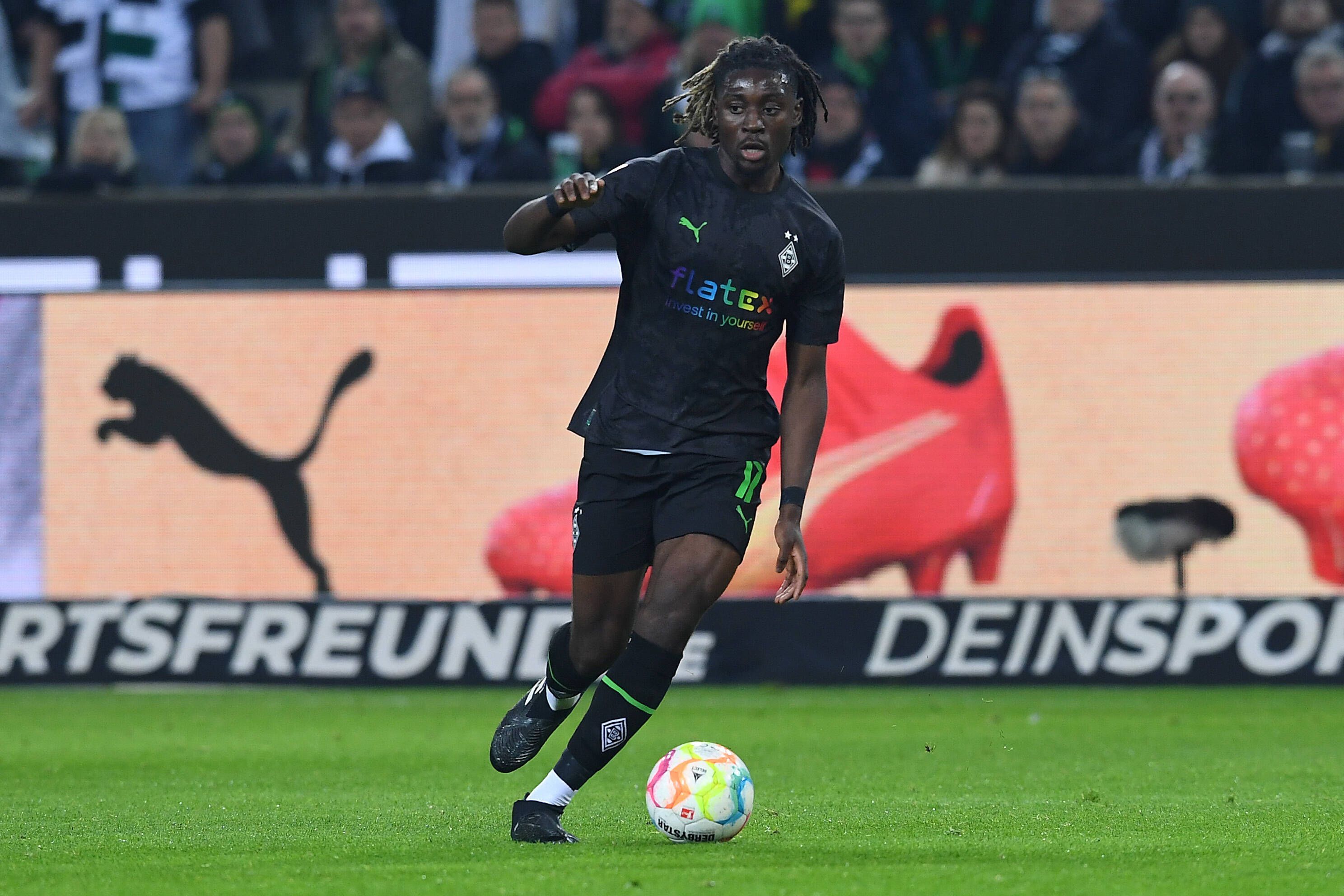 Manu Koné von Borussia Mönchengladbach, hier am 11. November 2022 beim Spiel gegen Borussia Dortmund im Lauf beim Spielen eines Passes.