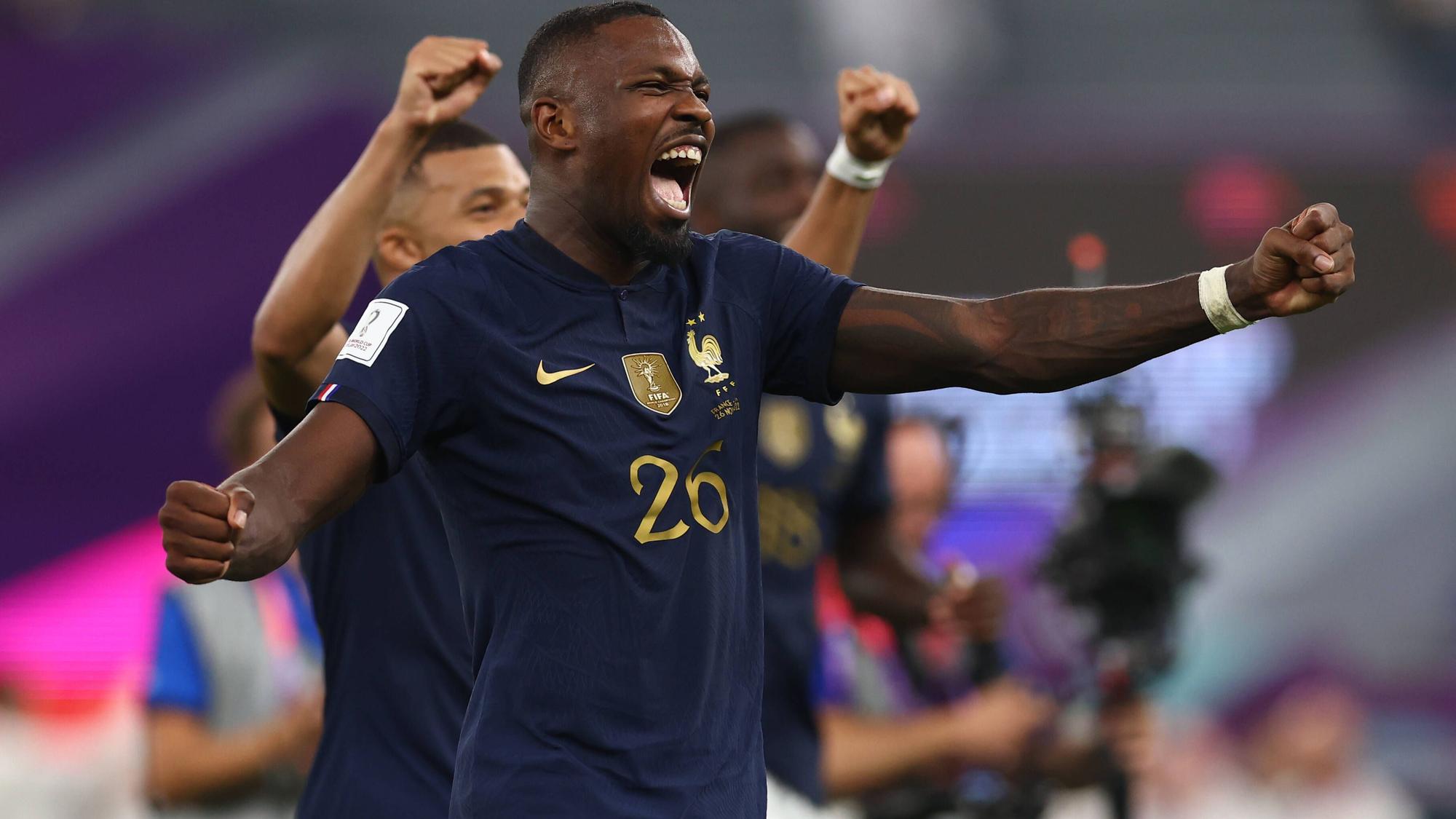 Marcus Thuram von Borussia Mönchengladbach, hier mit der französischen Nationalmannschaft am 26. November bei der WM in Katar während eines Jubels.