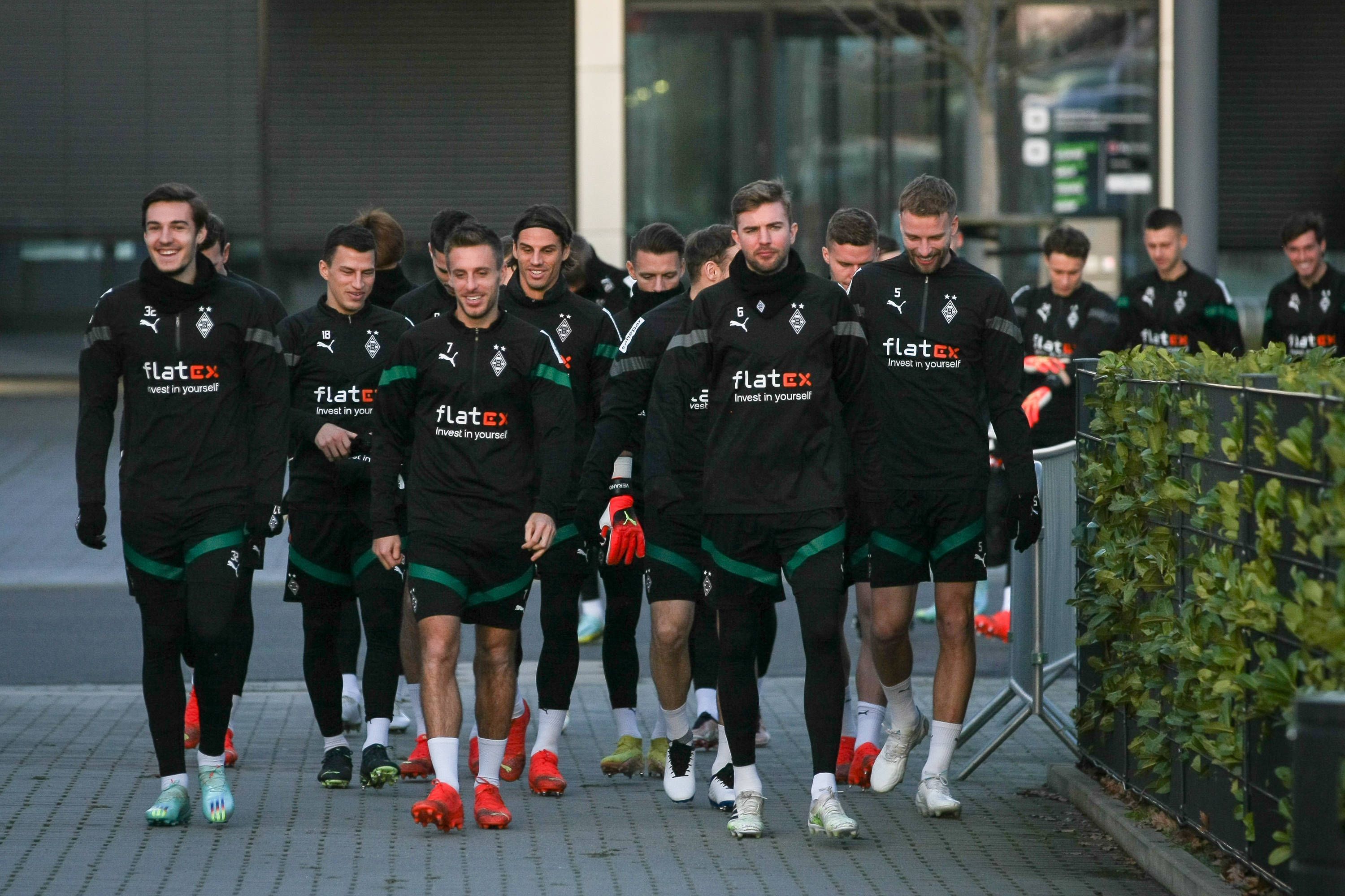 Die Profis von Borussia Mönchengladbach auf dem Weg zum Trainingsplatz im Borussia-Park, hier zu sehen am 3. Januar 2023. Auf dem Foto sind unter anderem Christoph Kramer, Florian Neuhaus, Patrick Herrmann, Yann Sommer oder Stefan Lainer zu sehen.