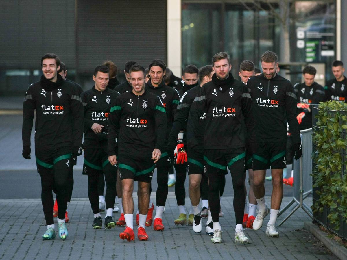 Die Profis von Borussia Mönchengladbach auf dem Weg zum Trainingsplatz im Borussia-Park, hier zu sehen am 3. Januar 2023. Auf dem Foto sind unter anderem Christoph Kramer, Florian Neuhaus, Patrick Herrmann, Yann Sommer oder Stefan Lainer zu sehen.