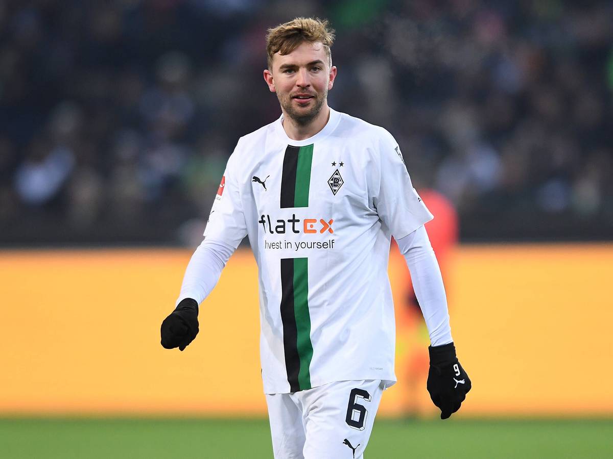 Christoph Kramer von Borussia Mönchengladbach, hier beim Spiel gegen die „Legenden des Parks“ am 17. Dezember 2022, schaut fröhlich in die Kamera. Er trägt schwarze Handschuhe.