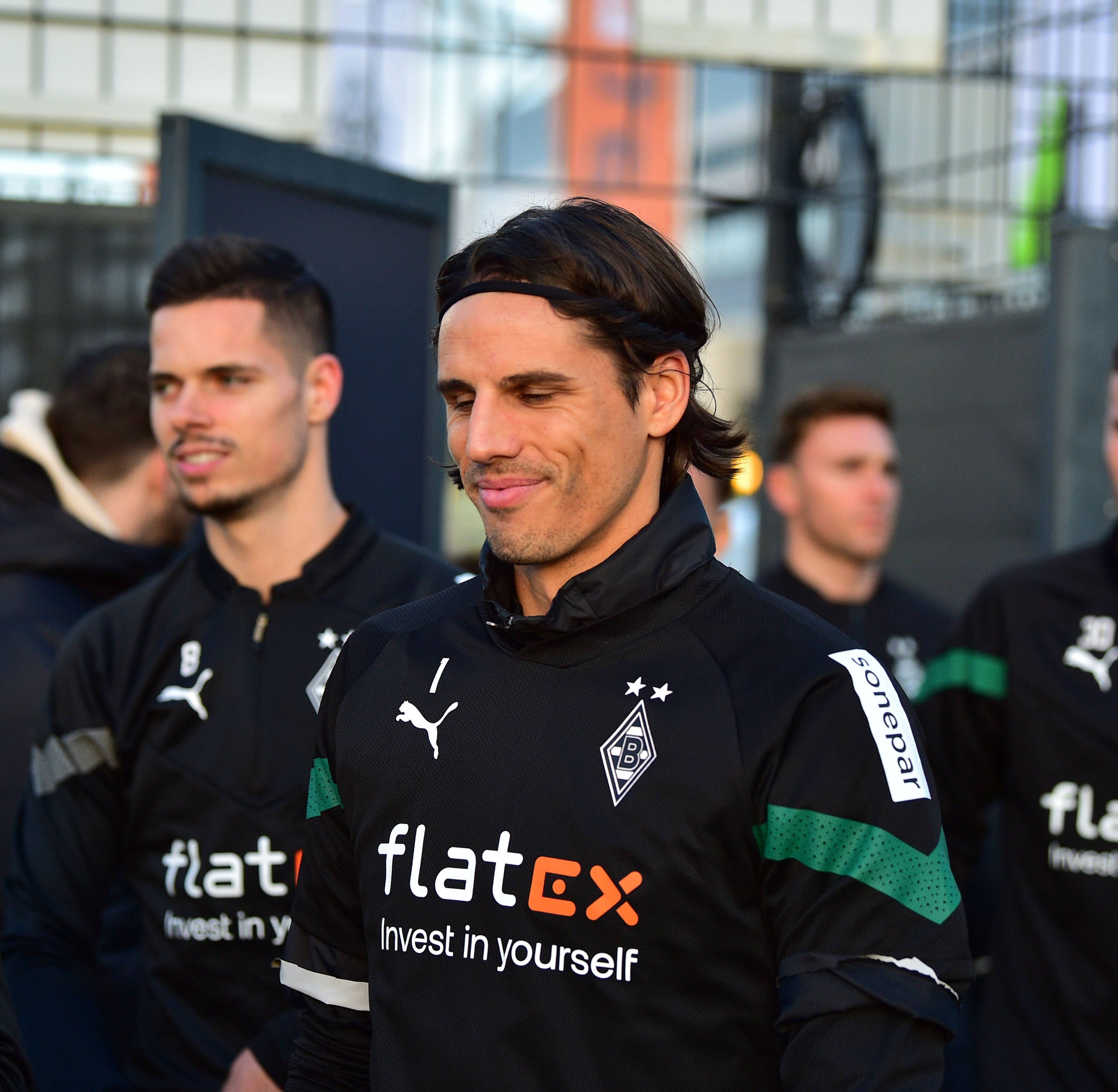 Torwart Yann Sommer von Borussia Mönchengladbach, hier zu sehen am 3. Januar 2023 während des Trainings im Borussia-Park. Sommer lächelt, neben ihm geht Julian Weigl.